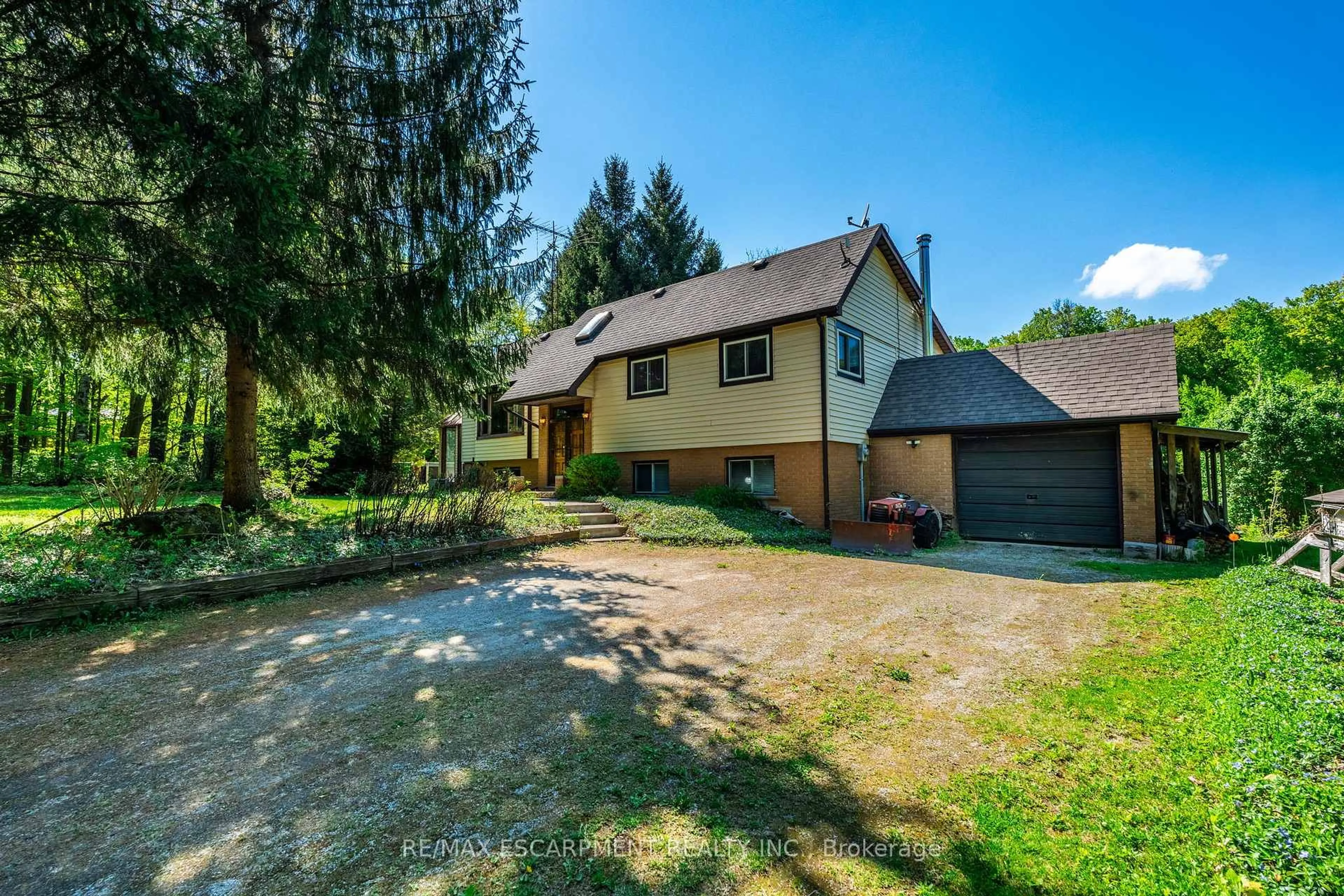 A pic from outside/outdoor area/front of a property/back of a property/a pic from drone, street for 1215 Derry Rd, Milton Ontario L0P 1B0