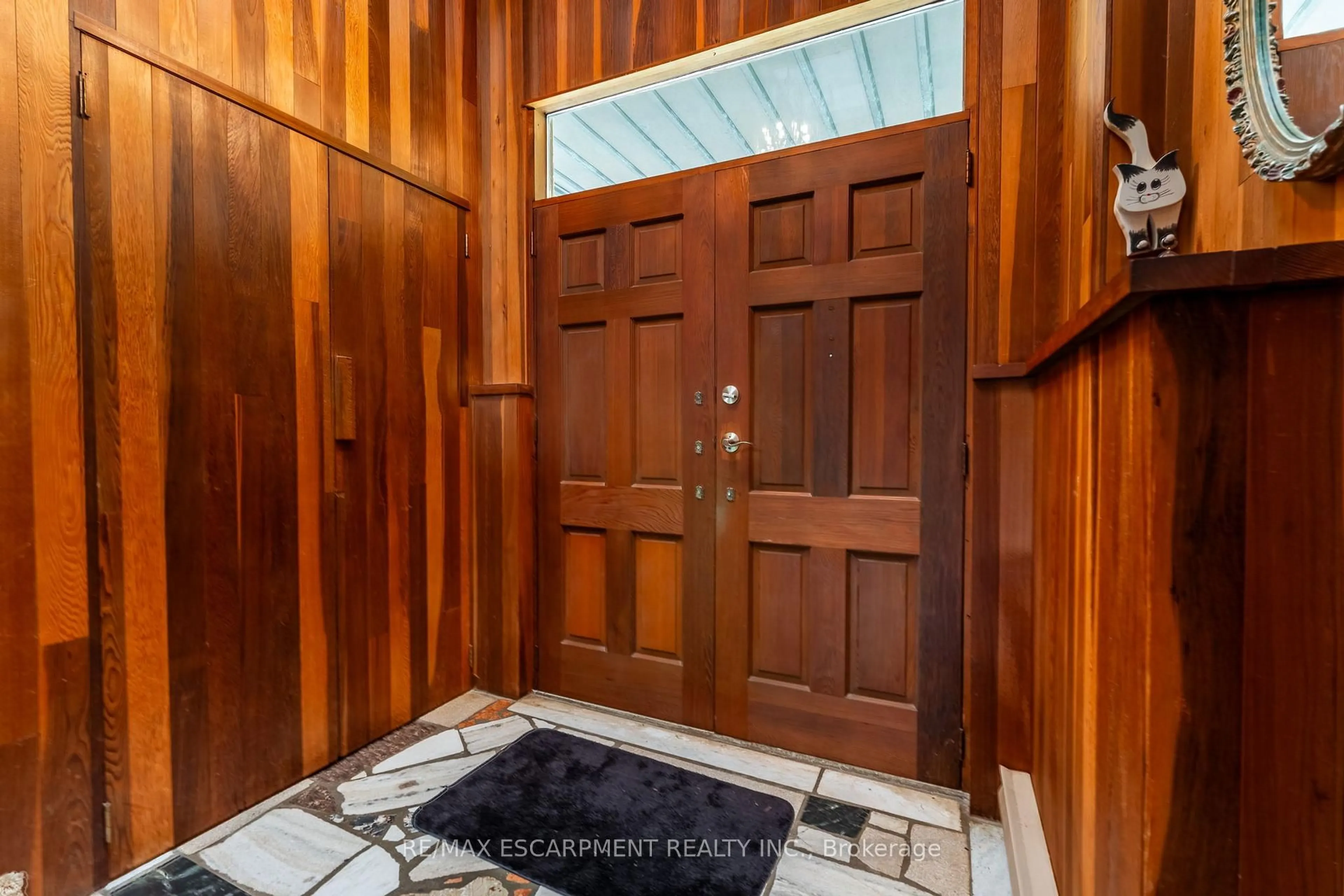Indoor entryway for 1215 Derry Rd, Milton Ontario L0P 1B0