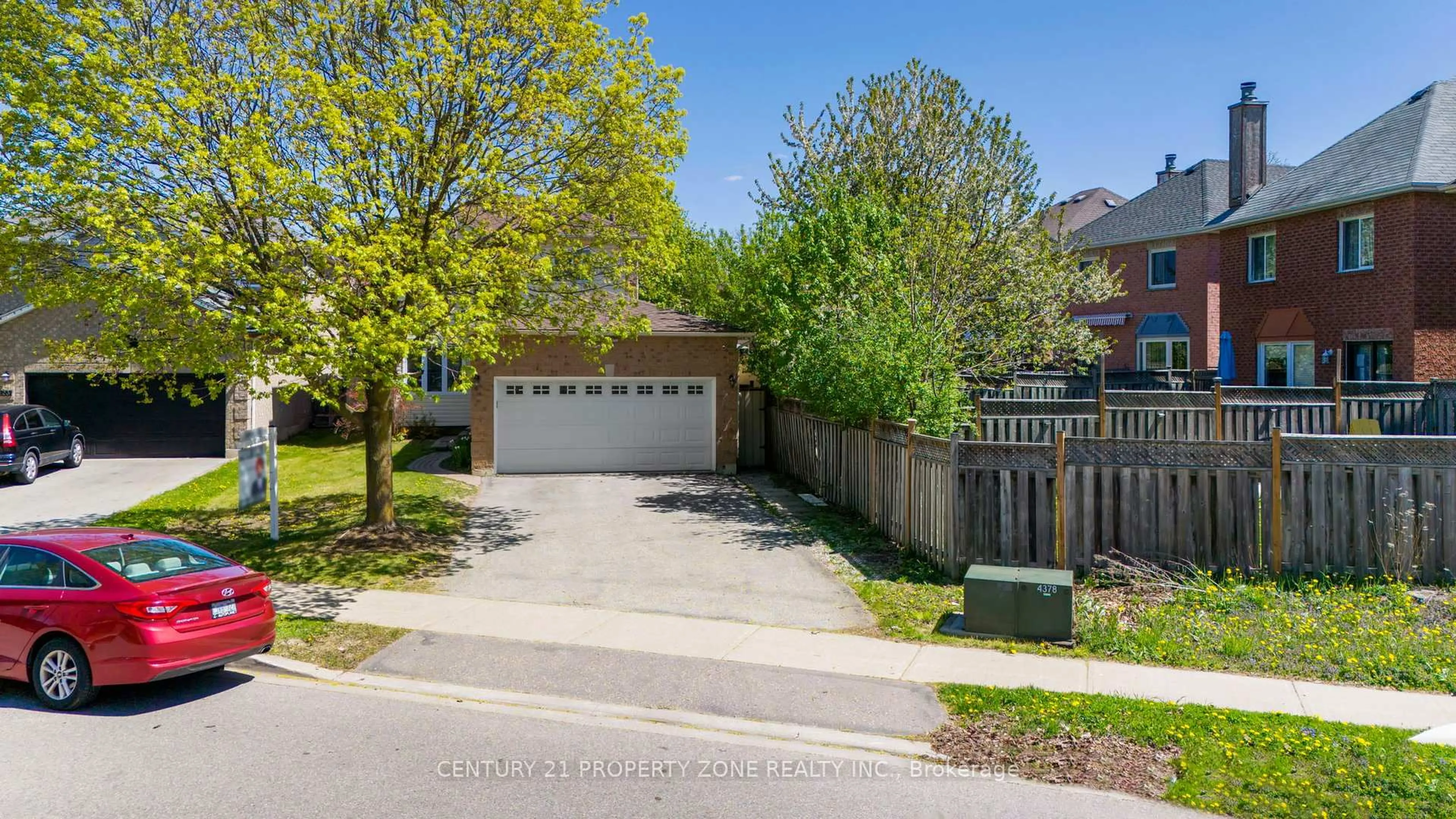A pic from outside/outdoor area/front of a property/back of a property/a pic from drone, street for 21 Lockwood Rd, Brampton Ontario L6Y 4T7