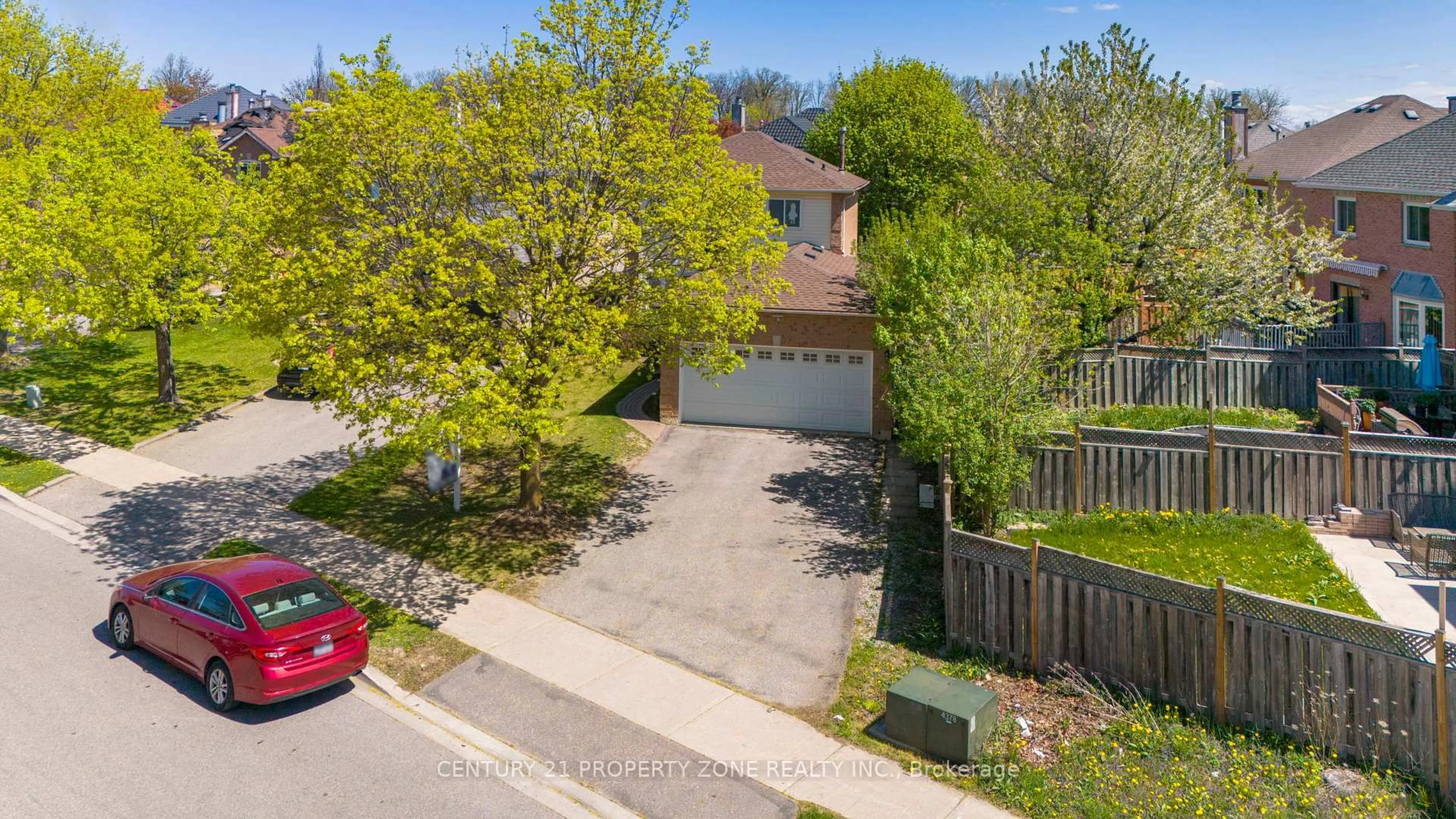 A pic from outside/outdoor area/front of a property/back of a property/a pic from drone, street for 21 Lockwood Rd, Brampton Ontario L6Y 4T7