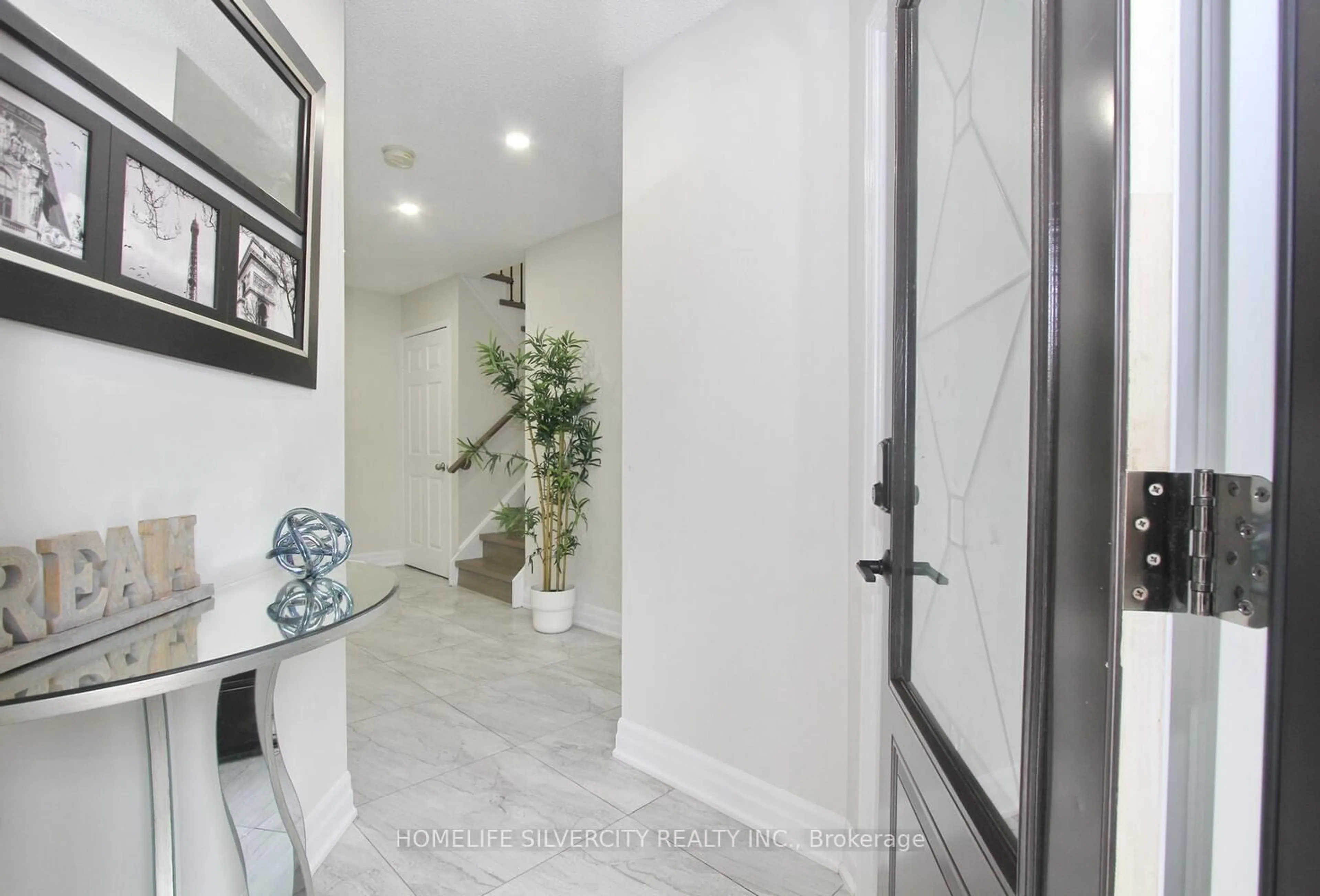 Indoor entryway for 74 Buttercup Lane, Brampton Ontario L6R 1J8