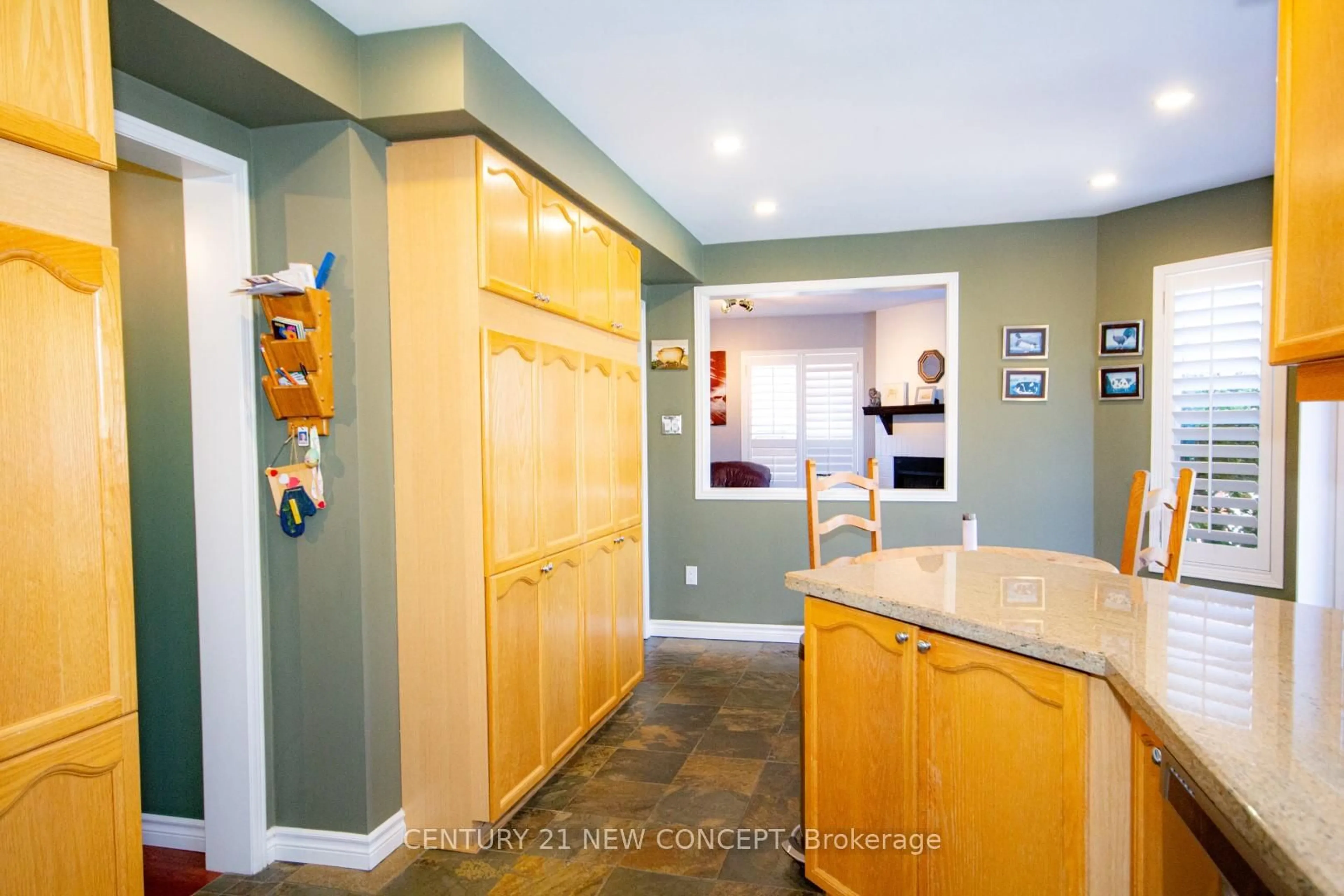 Open concept kitchen, ceramic/tile floor for 1497 Estes Cres, Mississauga Ontario L5V 1M4
