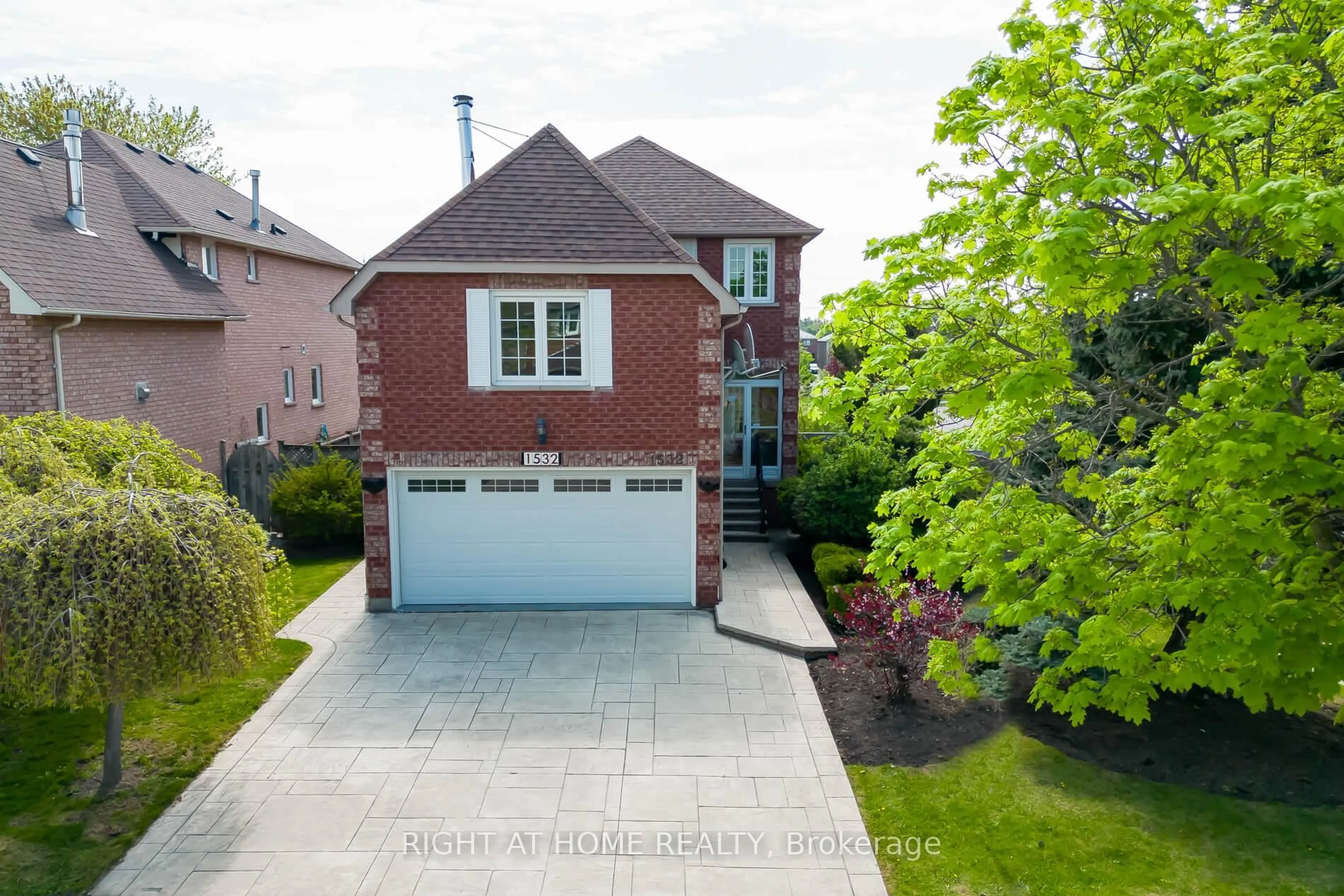 A pic from outside/outdoor area/front of a property/back of a property/a pic from drone, street for 1532 Roseway Dr, Mississauga Ontario L5M 5M6
