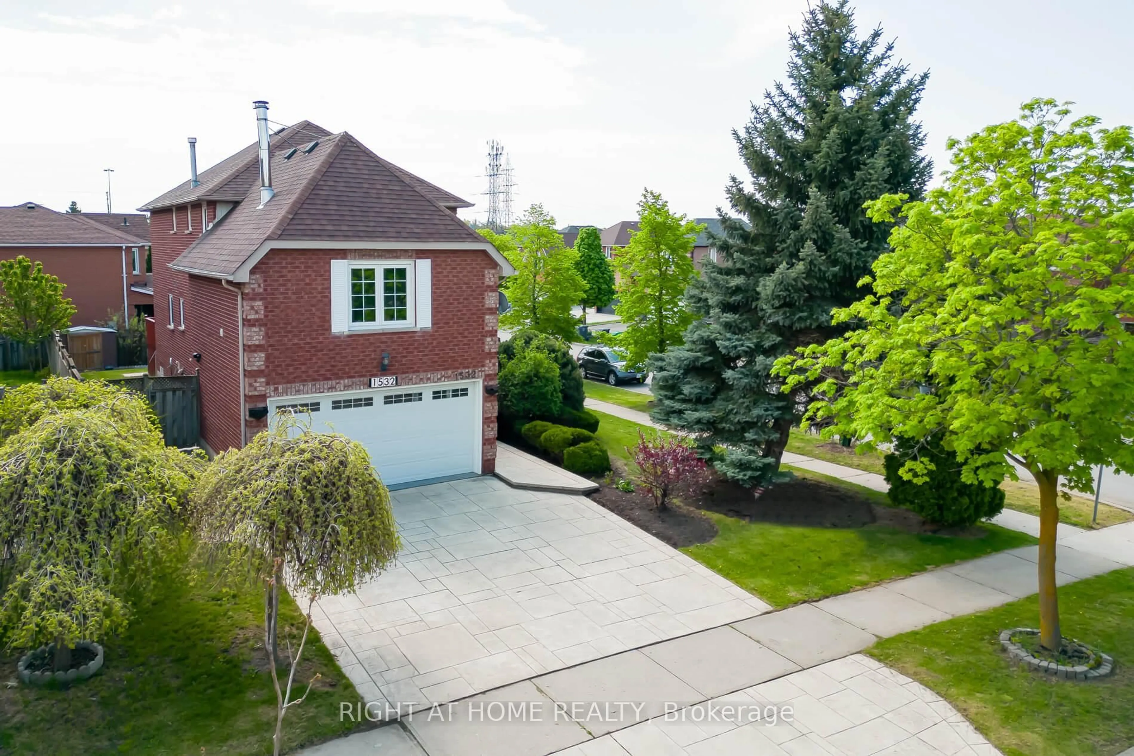 A pic from outside/outdoor area/front of a property/back of a property/a pic from drone, street for 1532 Roseway Dr, Mississauga Ontario L5M 5M6