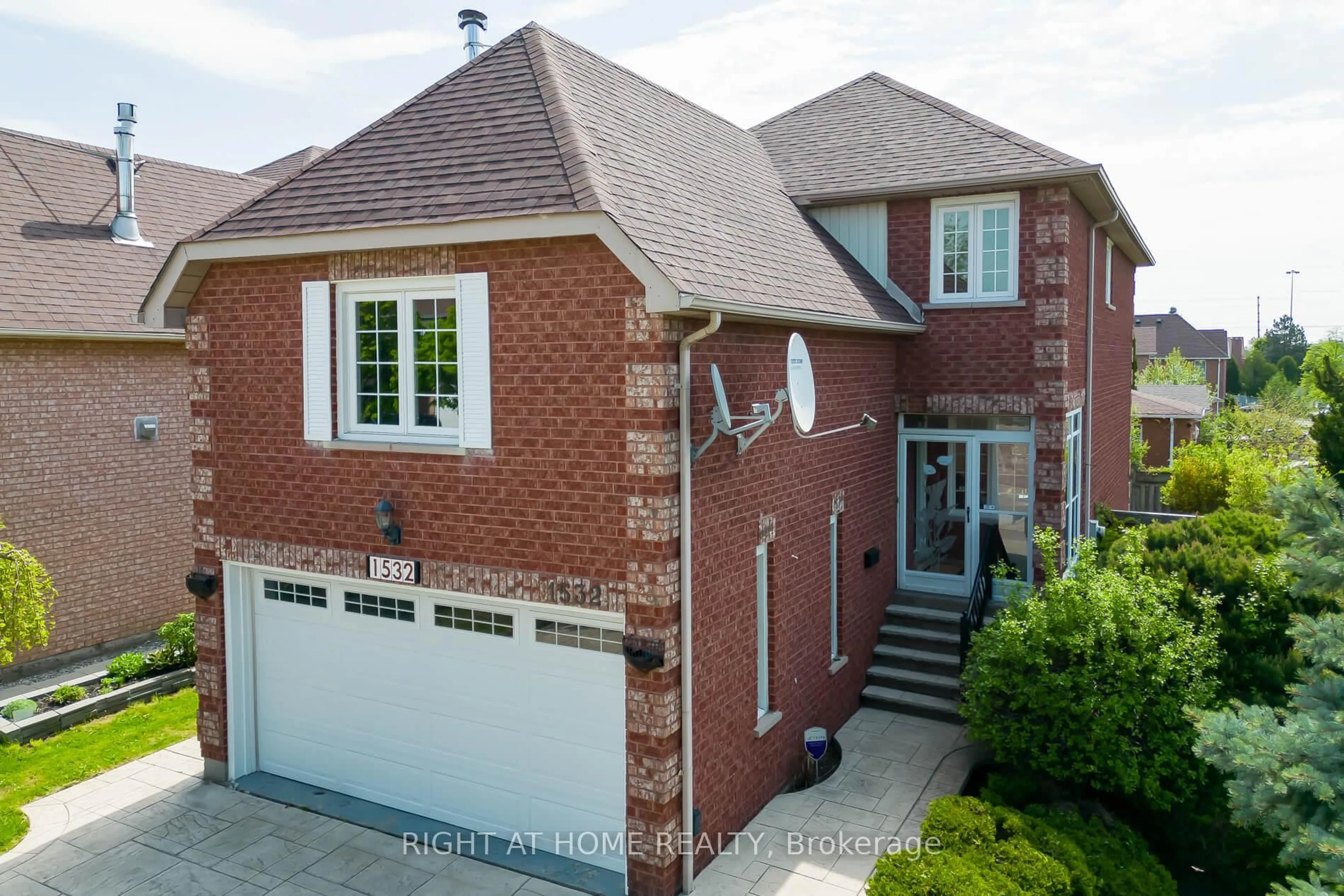 Home with brick exterior material, street for 1532 Roseway Dr, Mississauga Ontario L5M 5M6