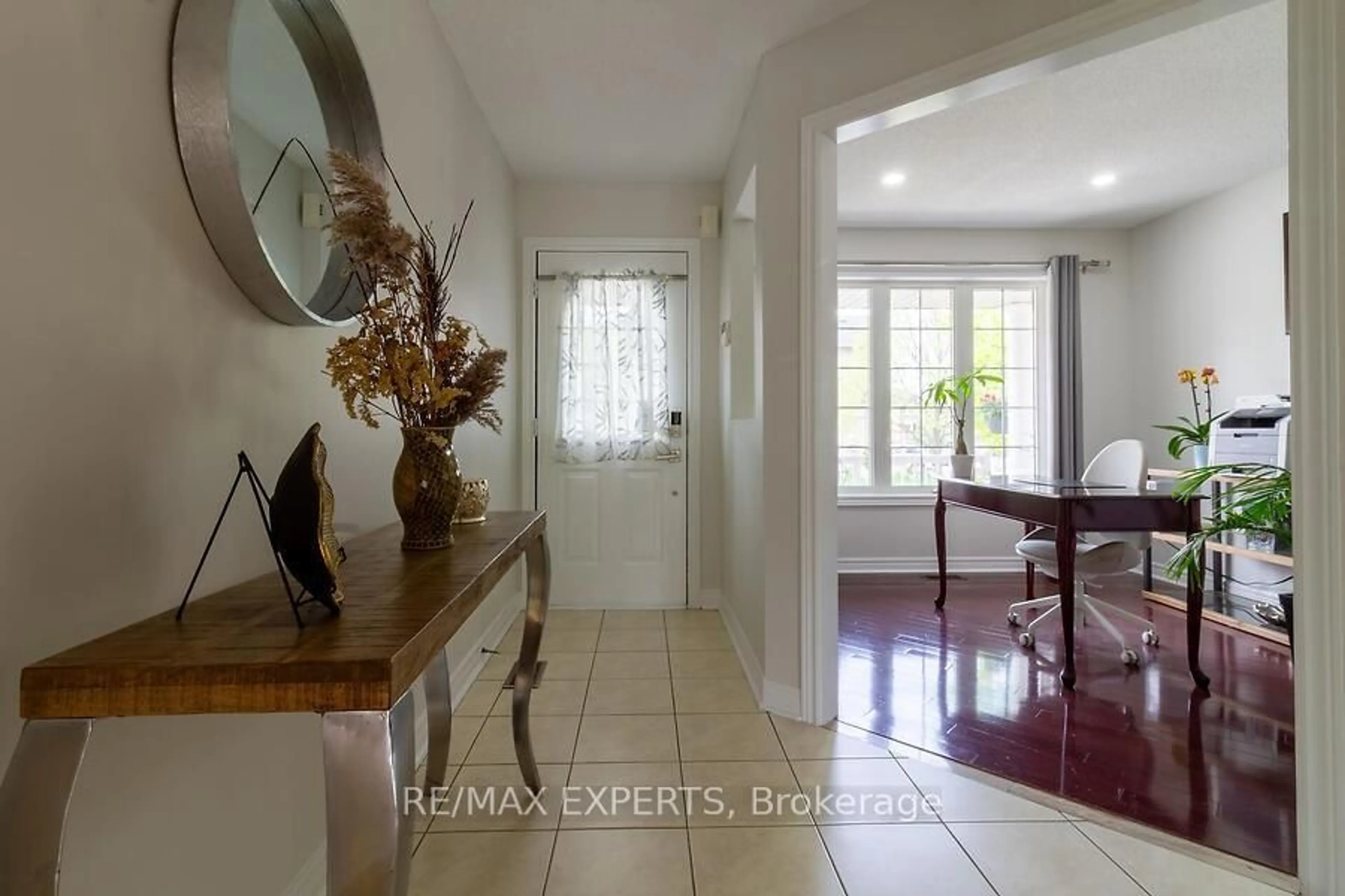 Indoor foyer for 19 Sandway Dr, Brampton Ontario L7A 2T9