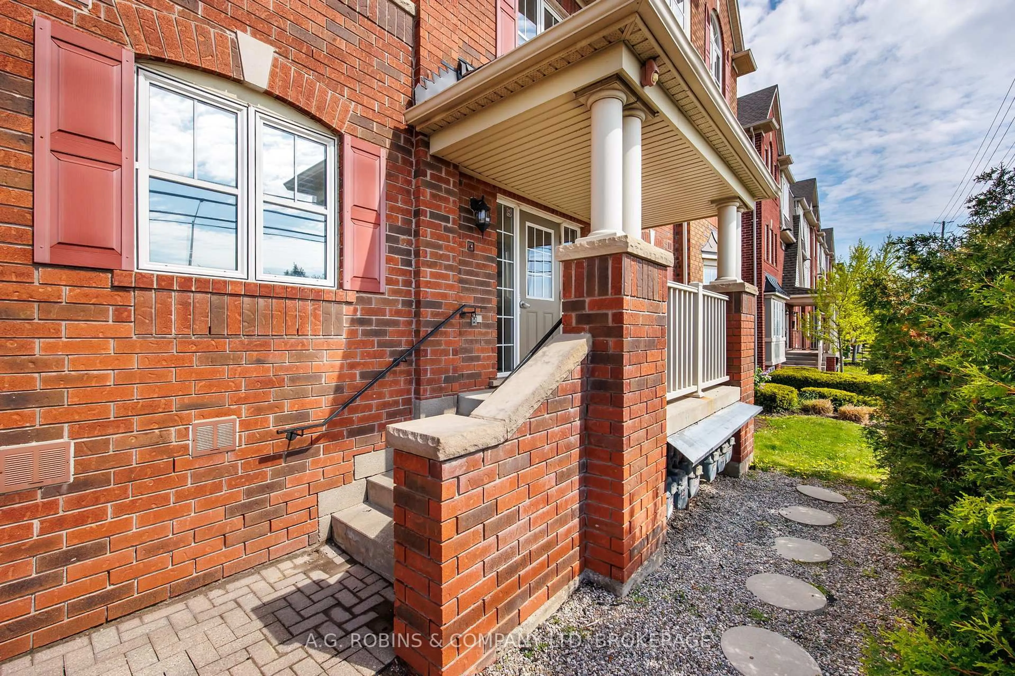 Home with brick exterior material, street for 595 Dundas St #4, Mississauga Ontario L5B 0B3