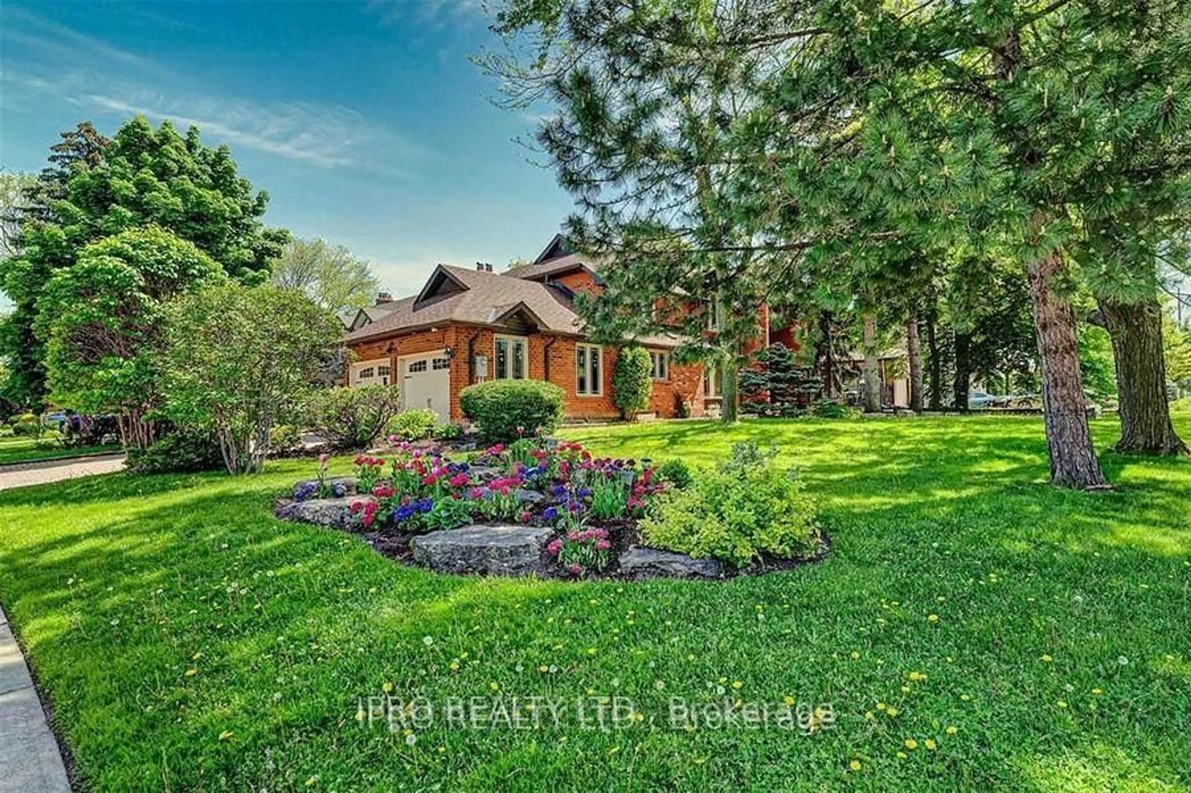 A pic from outside/outdoor area/front of a property/back of a property/a pic from drone, unknown for 4326 Bridlepath Tr, Mississauga Ontario L5L 3K4