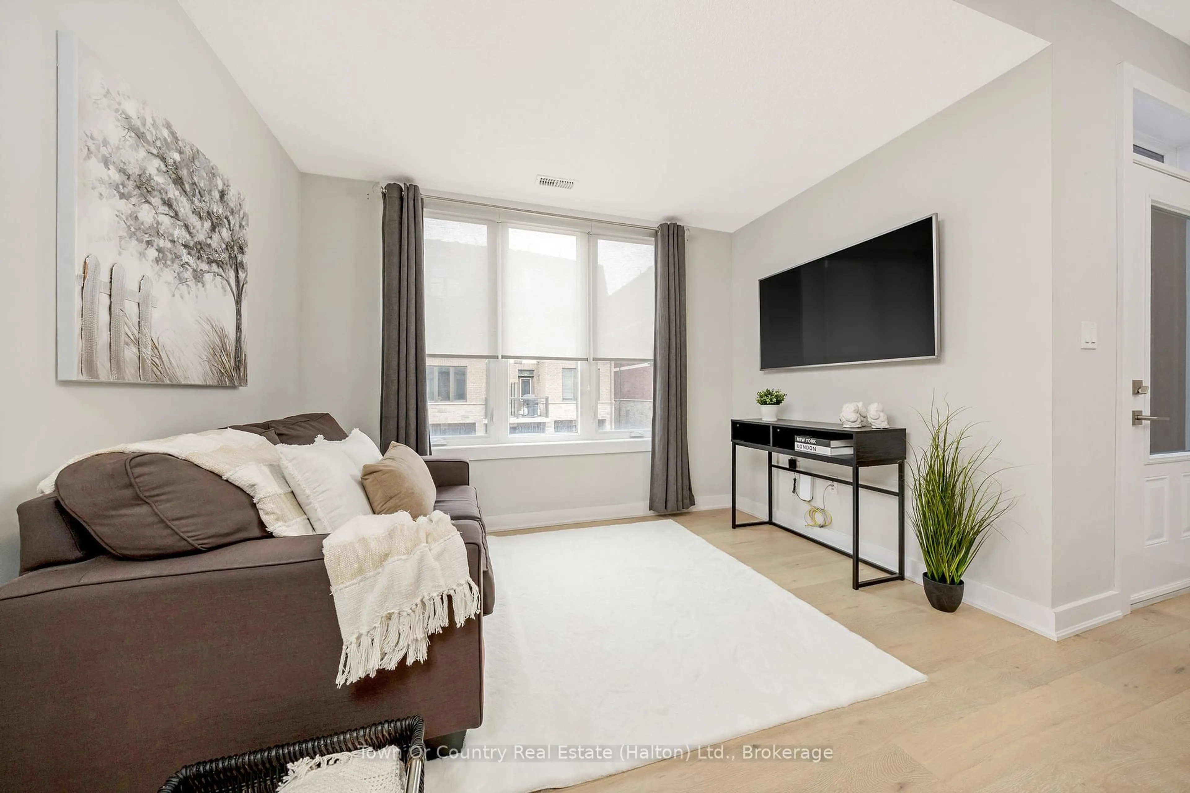 Living room with furniture, unknown for 445 Ontario St #142, Milton Ontario L9T 9K4
