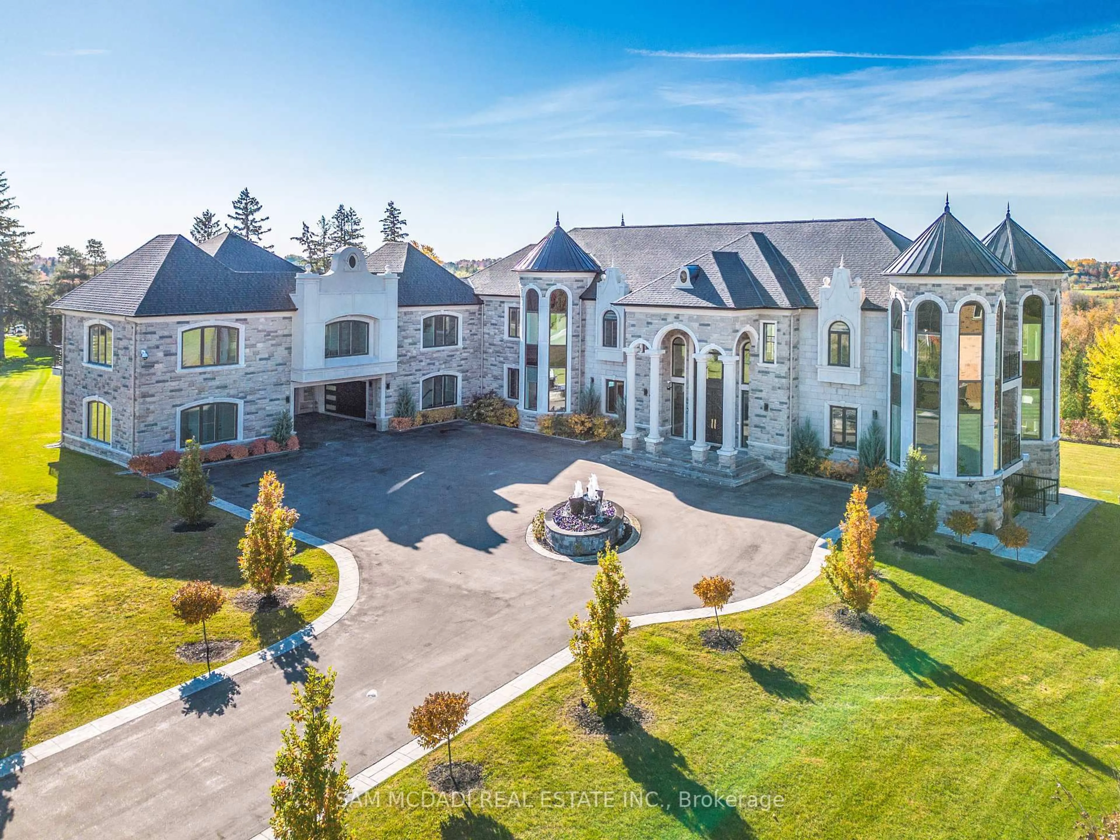 A pic from outside/outdoor area/front of a property/back of a property/a pic from drone, mountain view for 4 Saint Lukes Crt, Brampton Ontario L6P 1K9