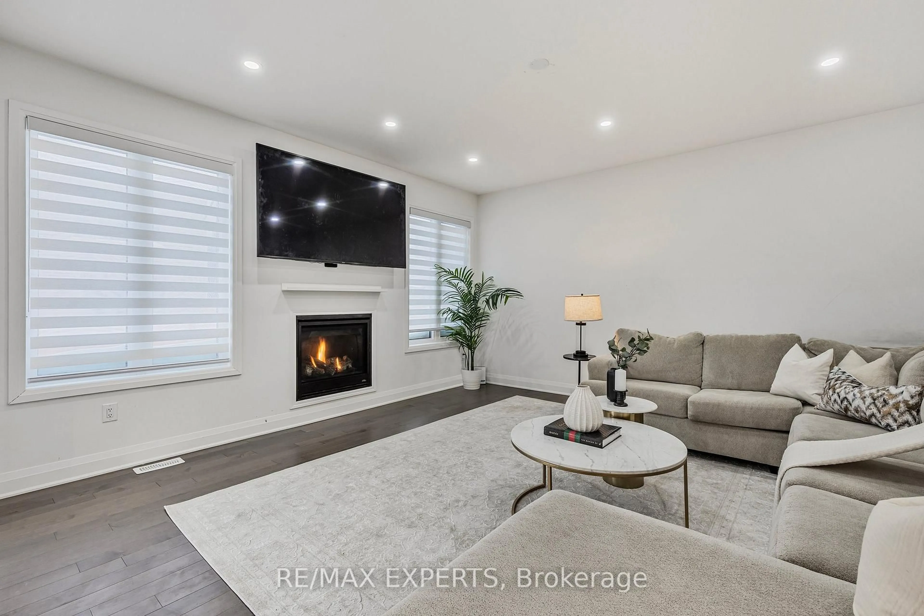 Living room with furniture, unknown for 1411 Lobelia Cres, Milton Ontario L9E 1X1