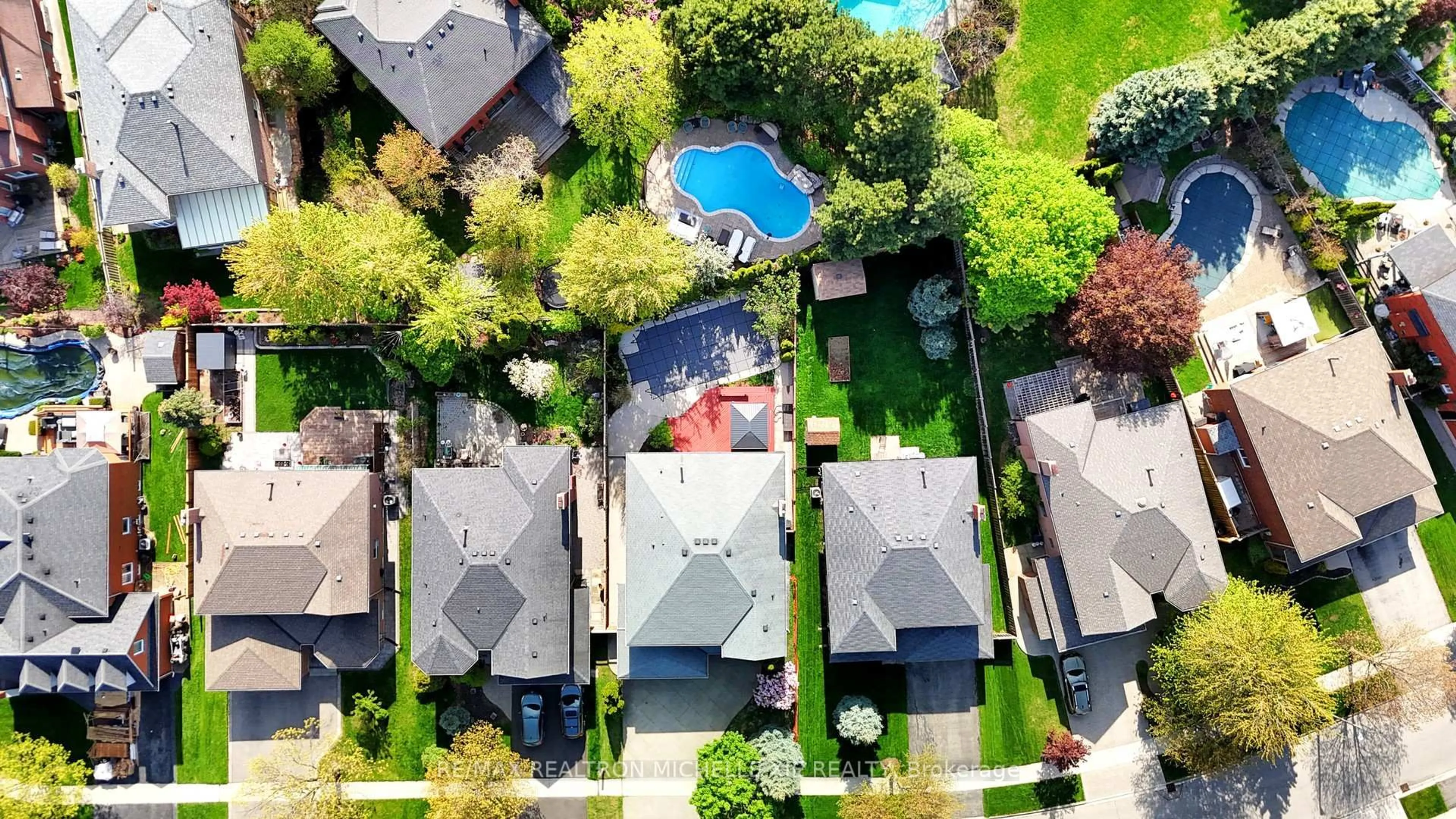A pic from outside/outdoor area/front of a property/back of a property/a pic from drone, street for 41 Inverhuron Tr, Oakville Ontario L6H 5Z7