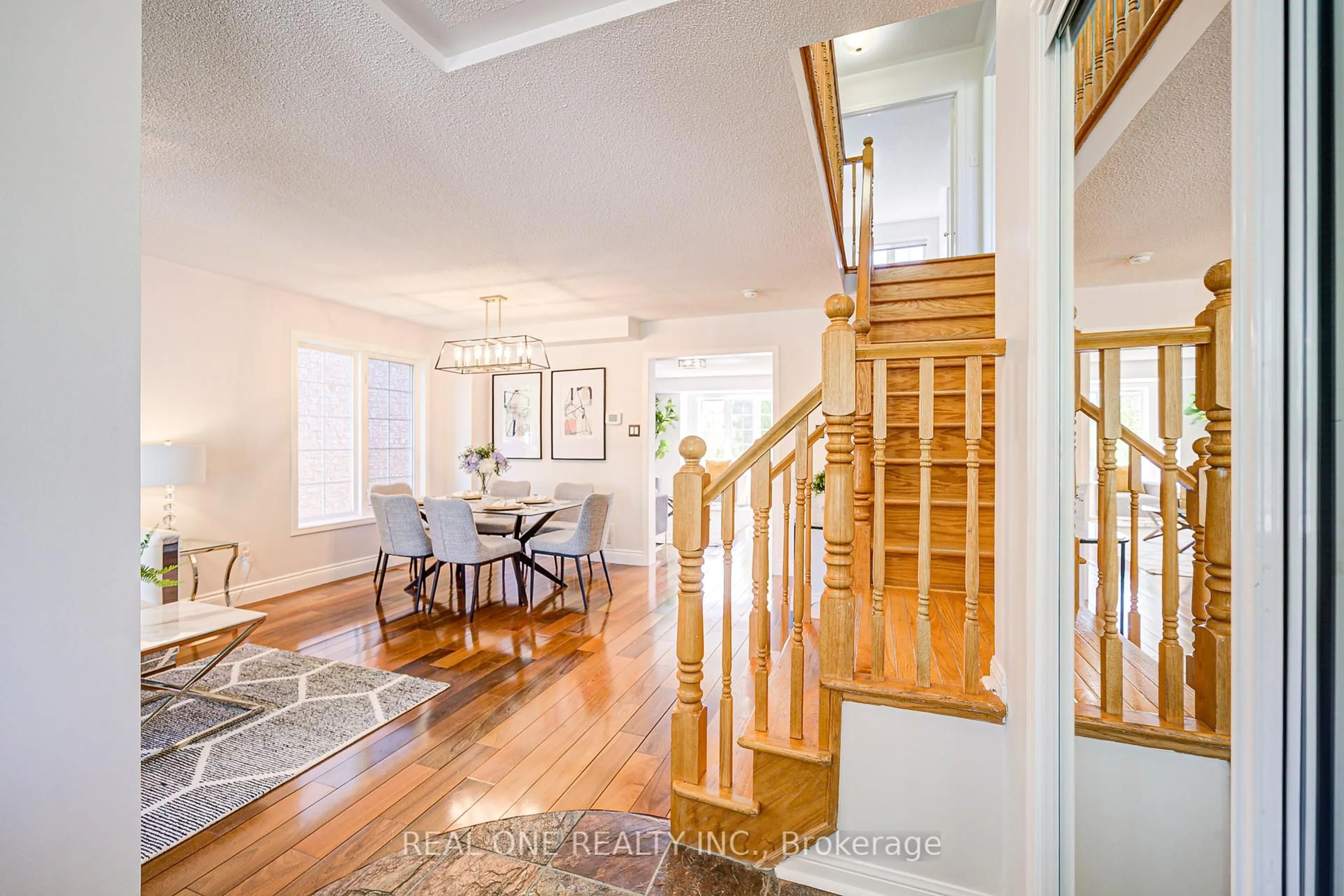 Indoor entryway for 1388 Weeping Willow Dr, Oakville Ontario L6M 4B6