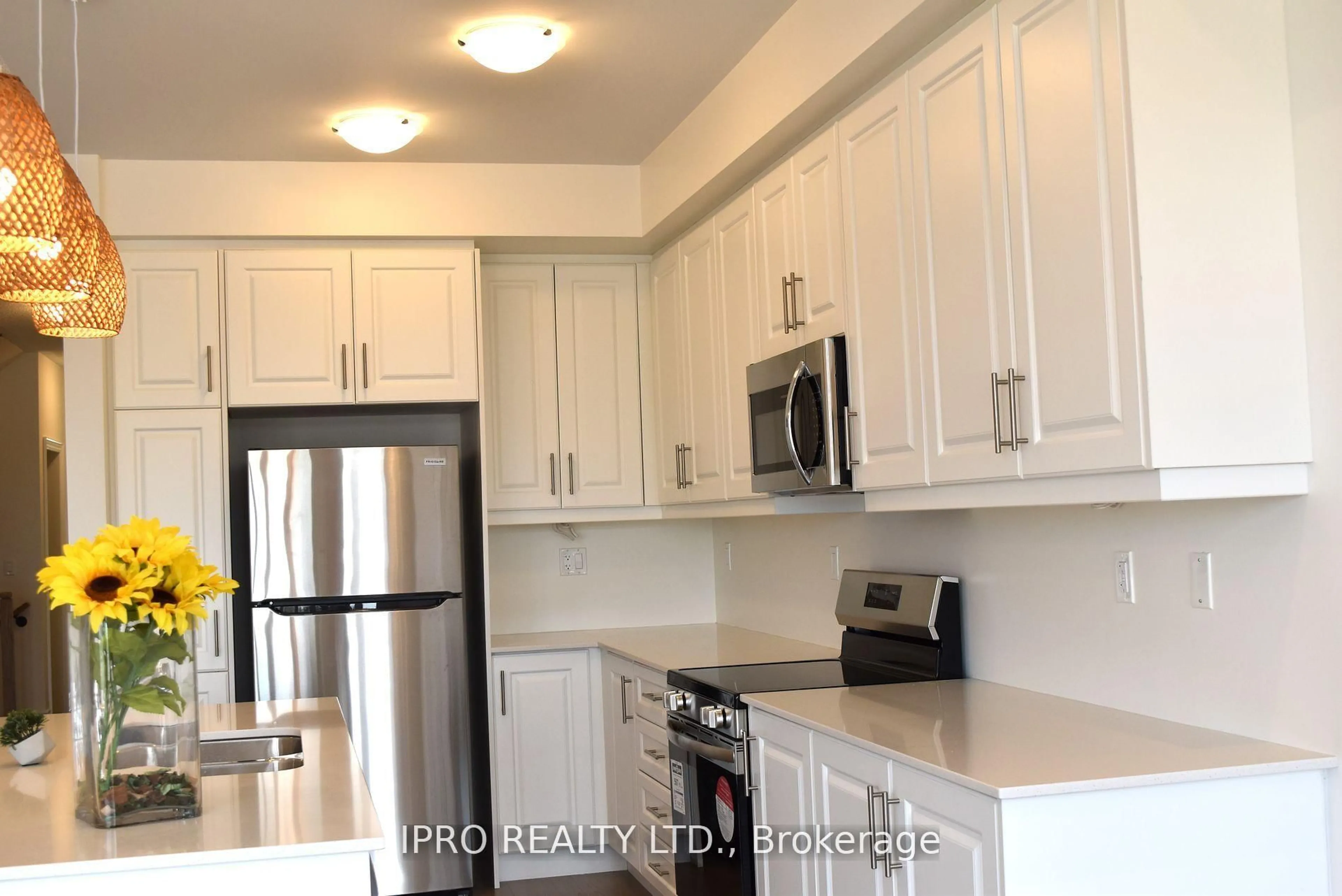 Standard kitchen, unknown for 102 BERMONDSEY Way, Brampton Ontario L6Y 6K9