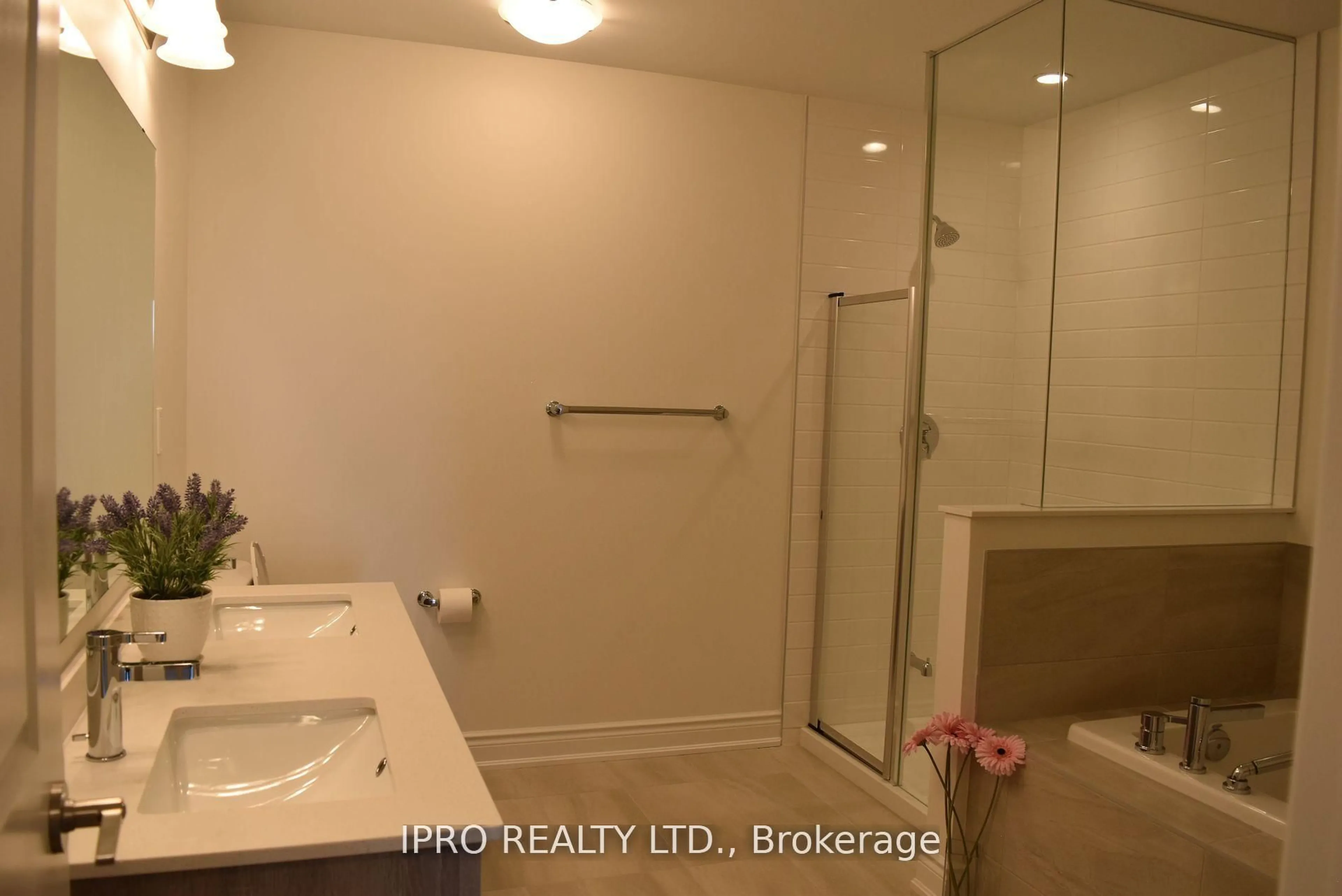 Standard bathroom, unknown for 102 BERMONDSEY Way, Brampton Ontario L6Y 6K9