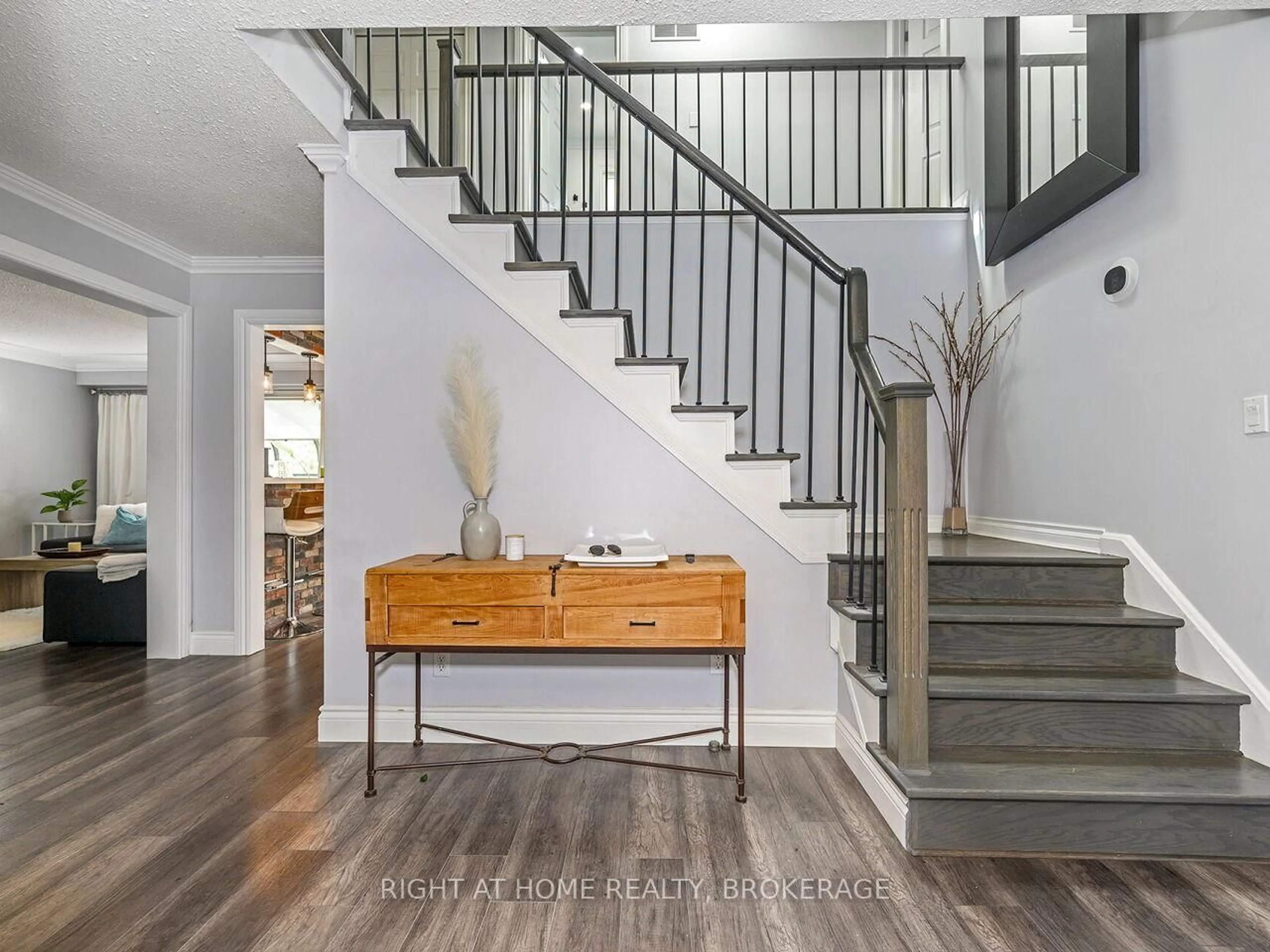 Indoor entryway for 6891 Barrisdale Dr, Mississauga Ontario L5N 2H5