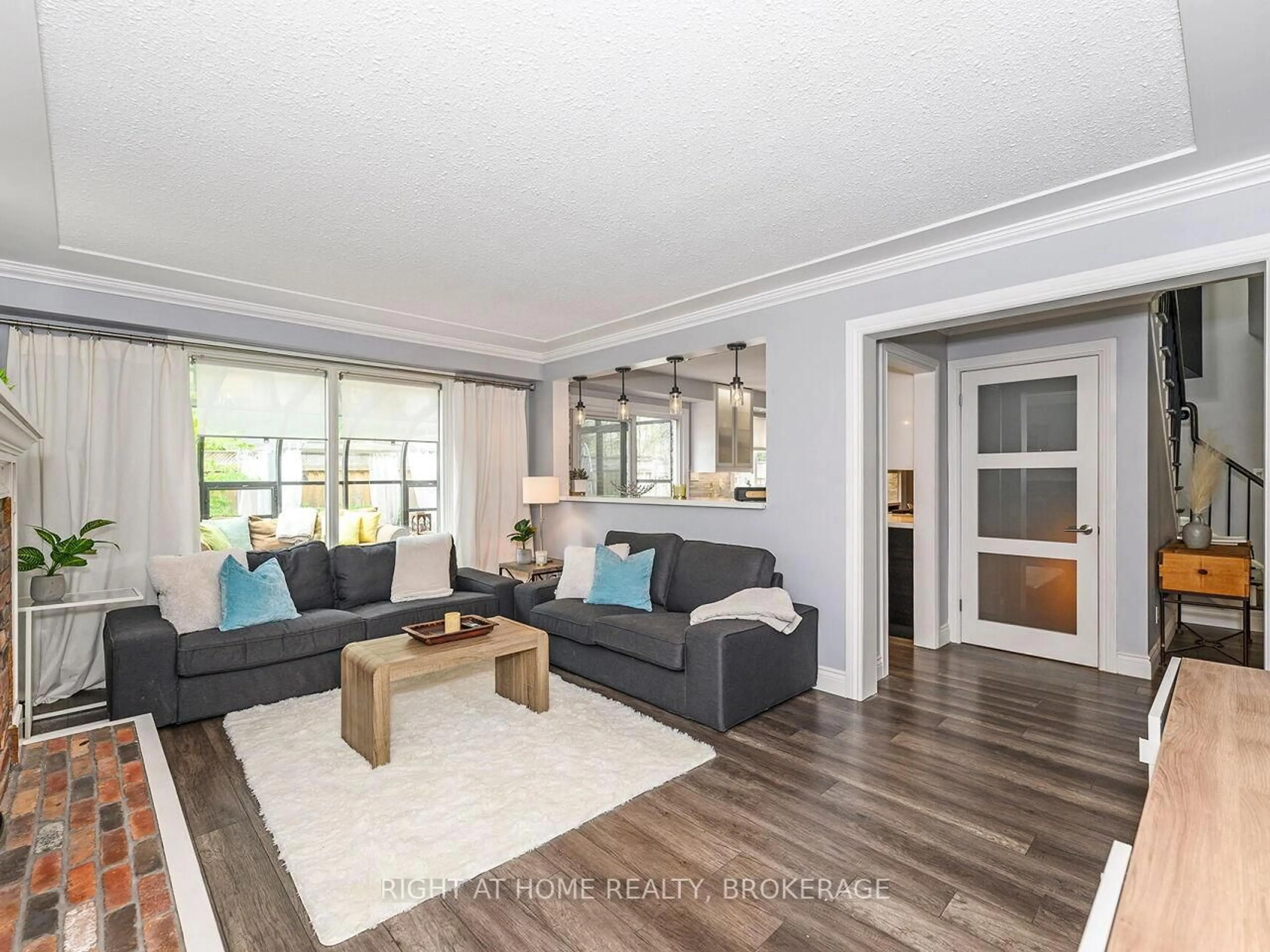 Living room with furniture, wood/laminate floor for 6891 Barrisdale Dr, Mississauga Ontario L5N 2H5