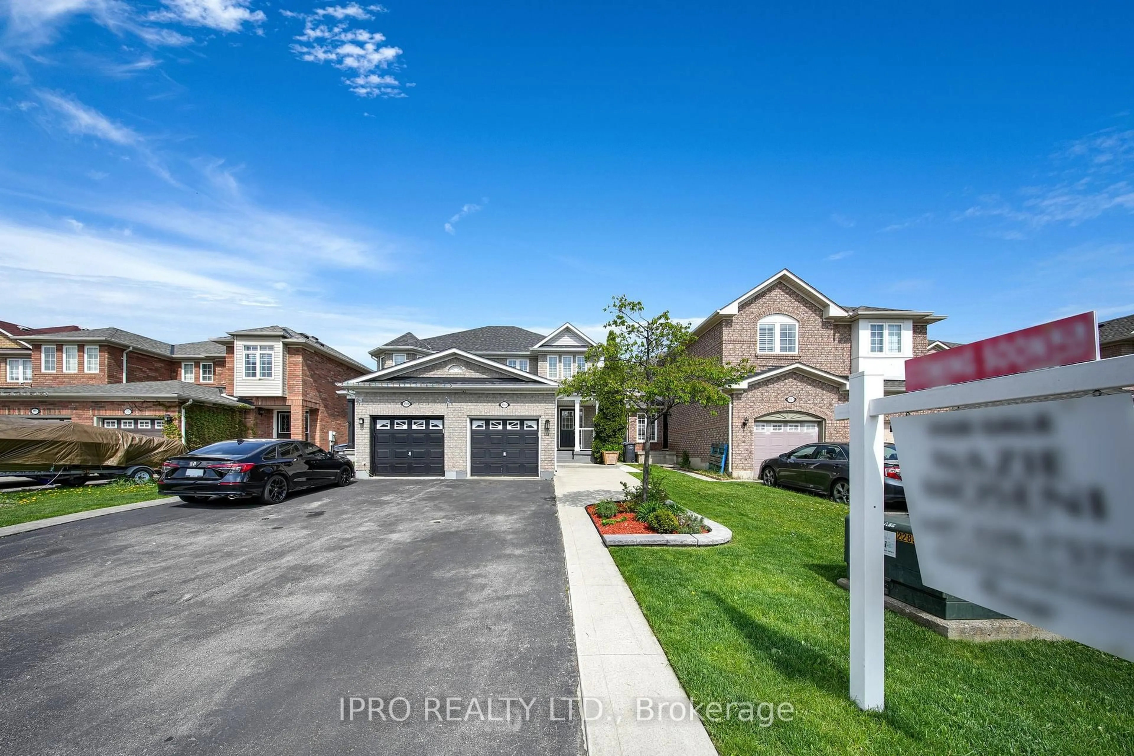 A pic from outside/outdoor area/front of a property/back of a property/a pic from drone, street for 3747 Milkwood Cres, Mississauga Ontario L5N 8H3