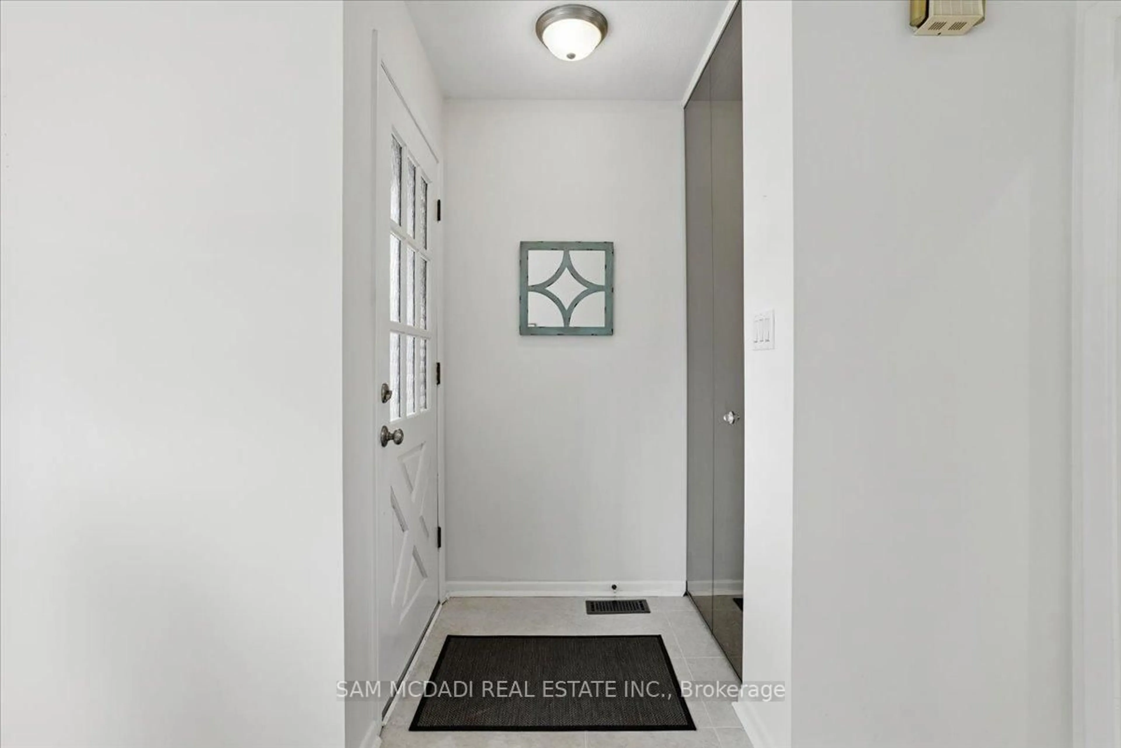 Indoor entryway for 1207 Westerdam Rd, Mississauga Ontario L4Y 2H3