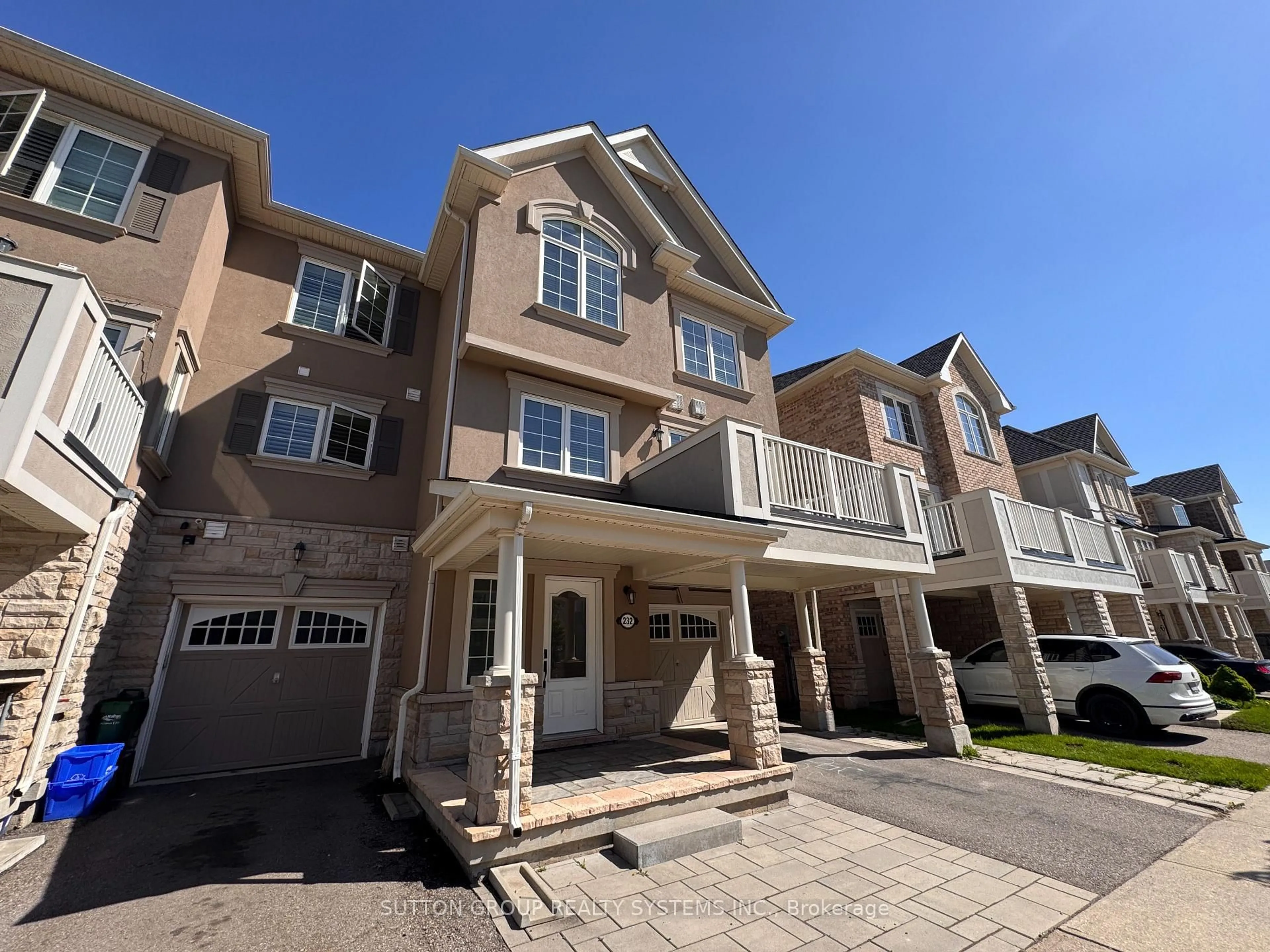 A pic from outside/outdoor area/front of a property/back of a property/a pic from drone, street for 232 Betsy Dr, Oakville Ontario L6M 0V3
