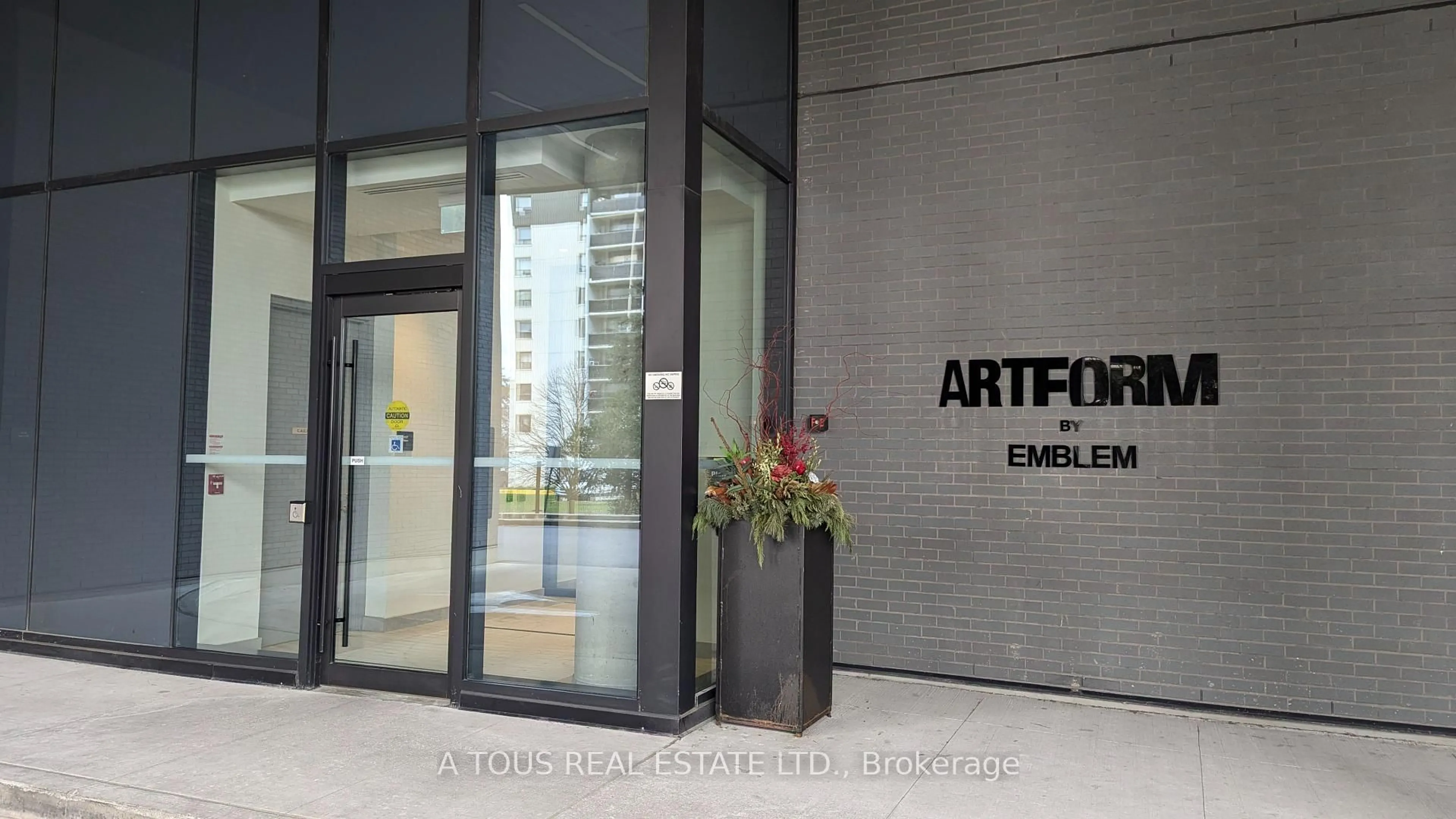 Indoor foyer for 86 Dundas St #1511, Mississauga Ontario L5A 0B1