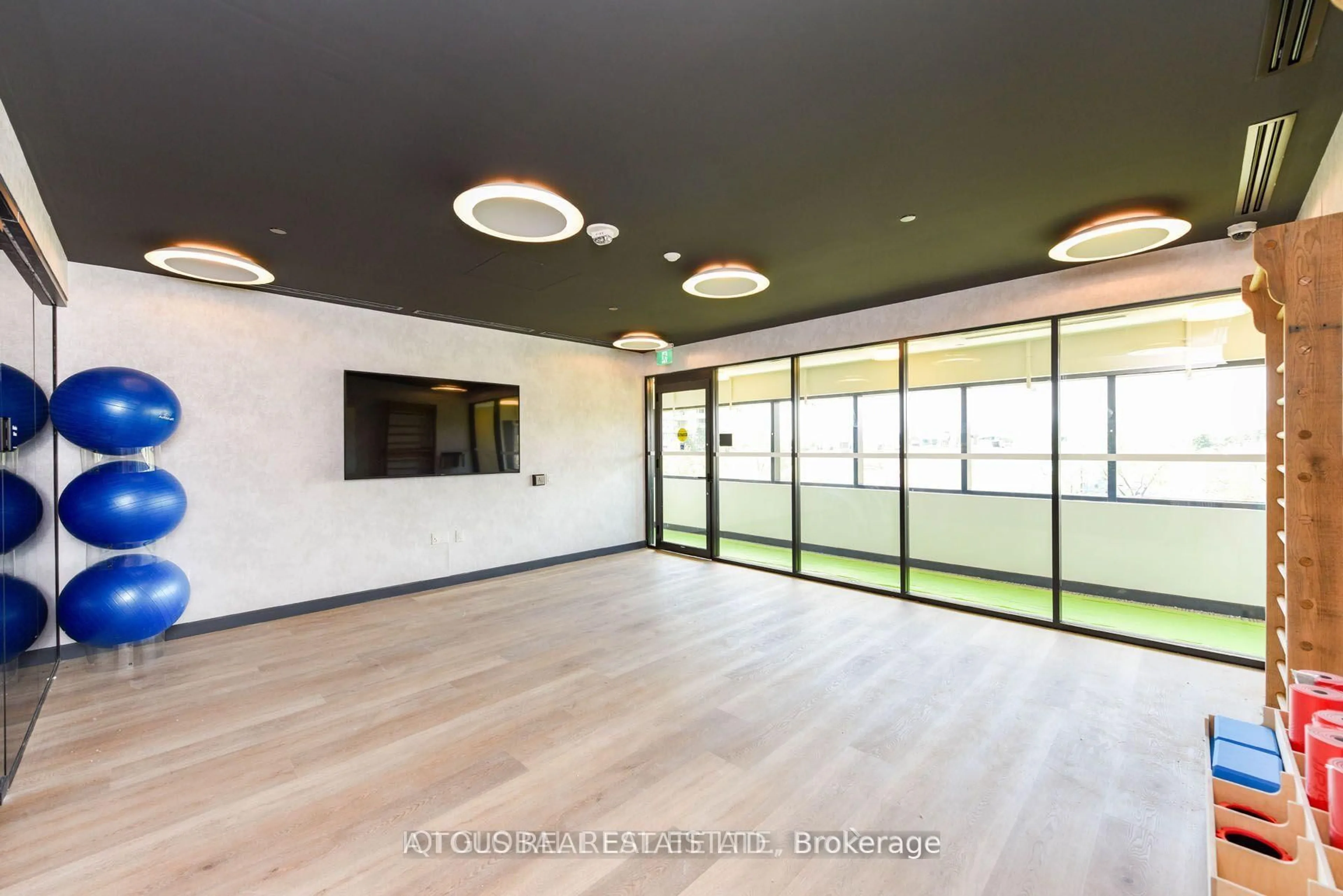 Indoor foyer for 86 Dundas St #1511, Mississauga Ontario L5A 0B1