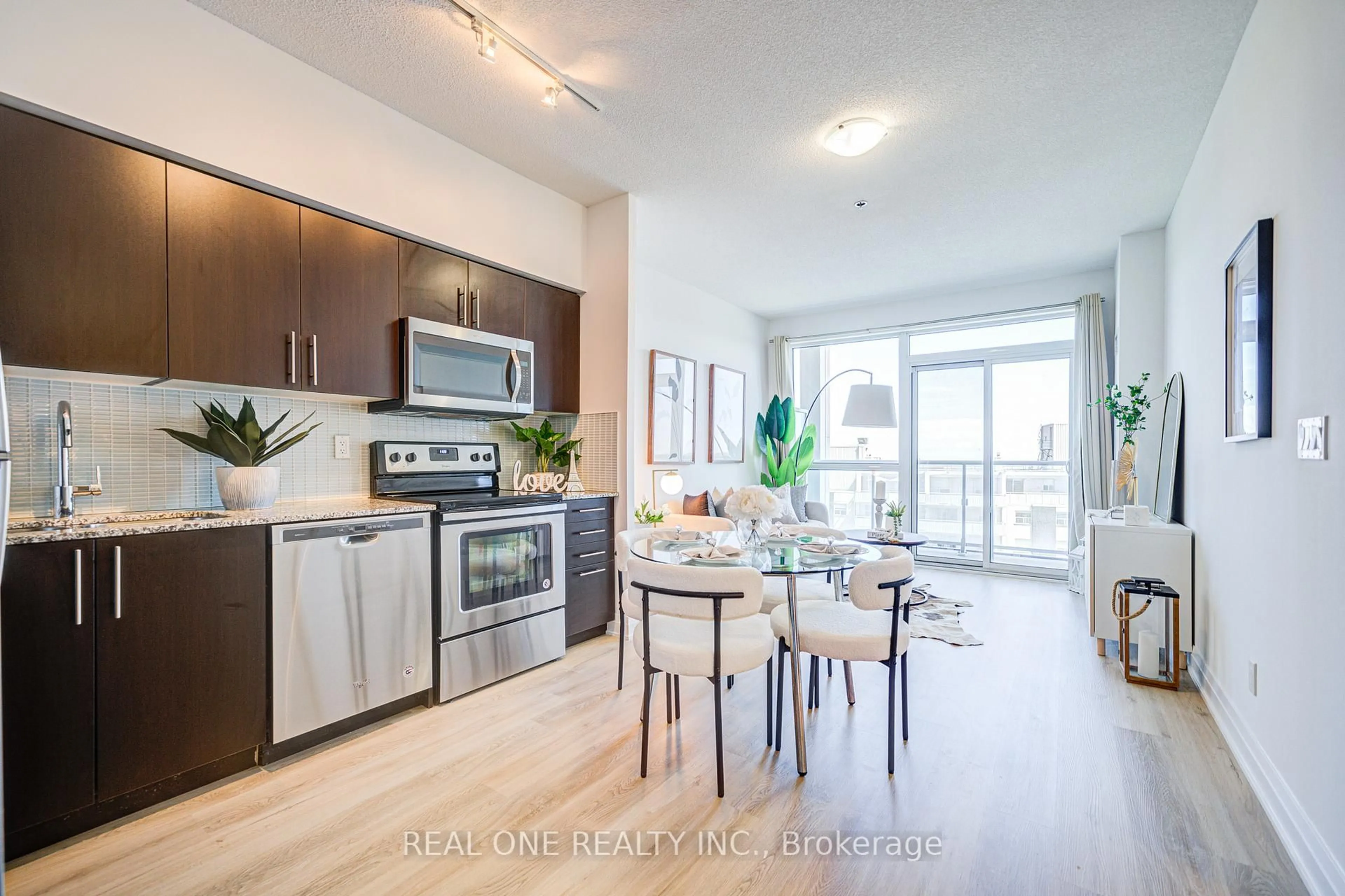 Open concept kitchen, wood/laminate floor for 55 SPEERS Rd #1008, Oakville Ontario L6K 0H9