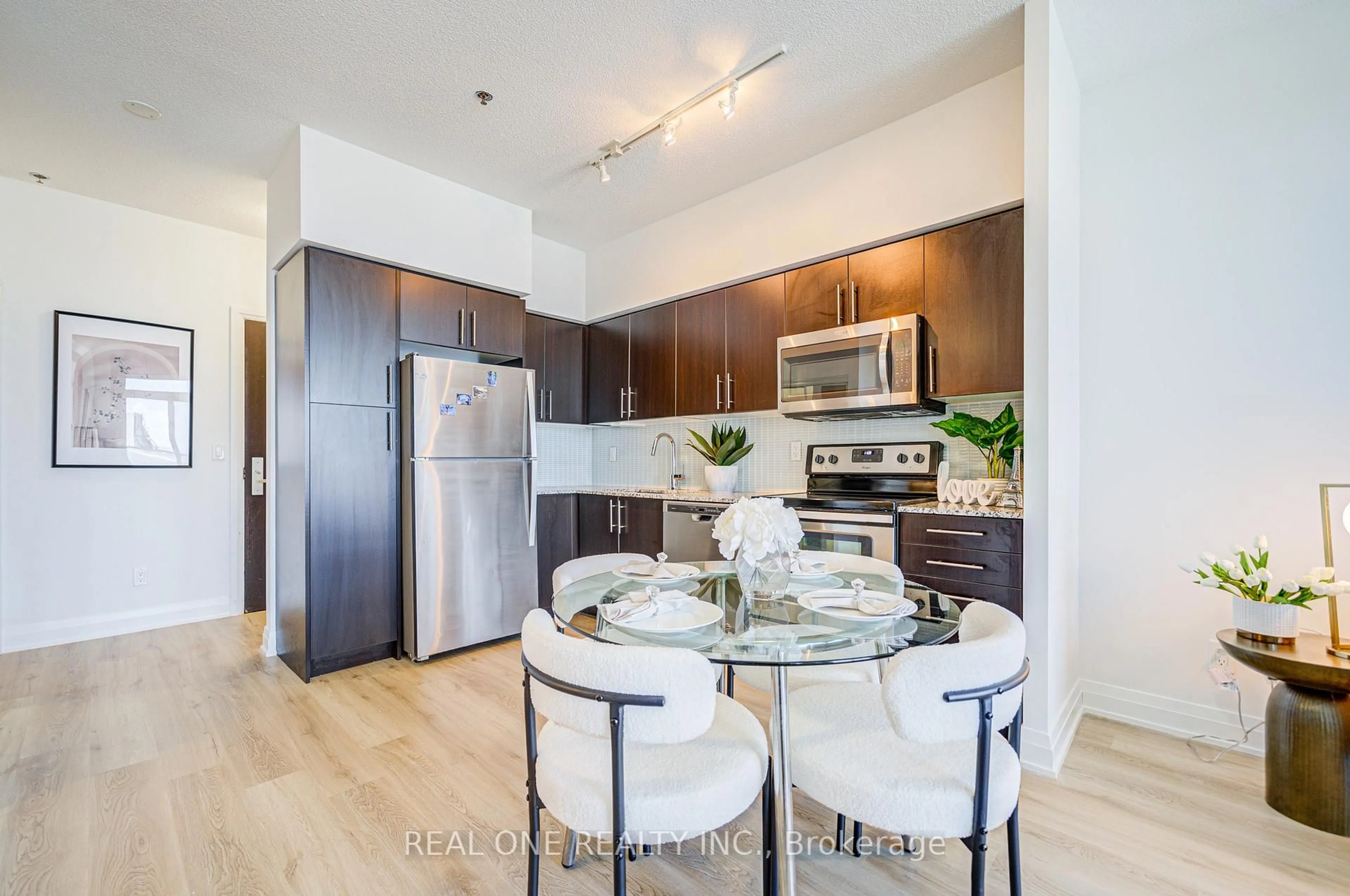 Open concept kitchen, unknown for 55 SPEERS Rd #1008, Oakville Ontario L6K 0H9