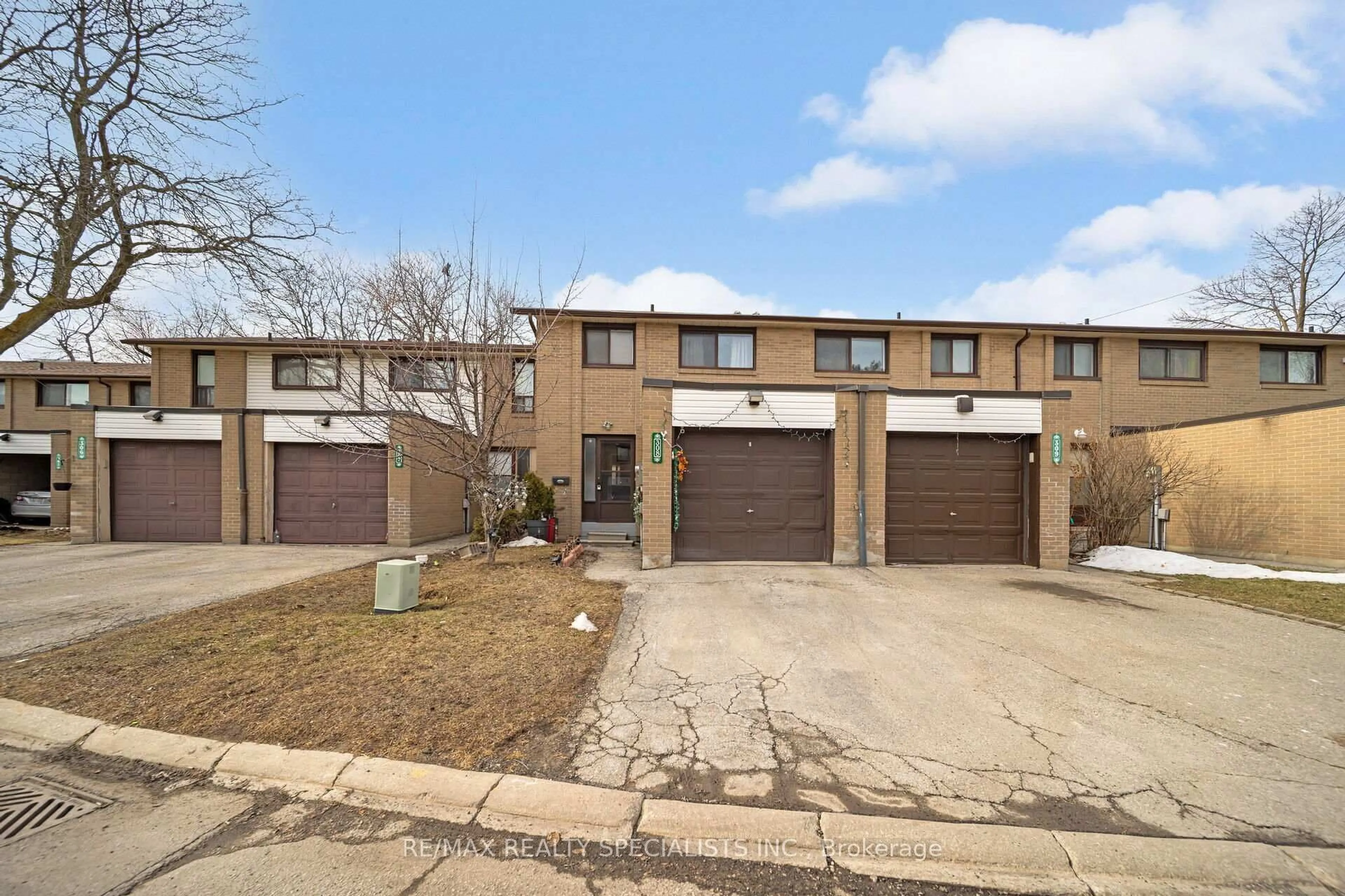 A pic from outside/outdoor area/front of a property/back of a property/a pic from drone, street for 308 Fleetwood Cres, Brampton Ontario L6T 2E7