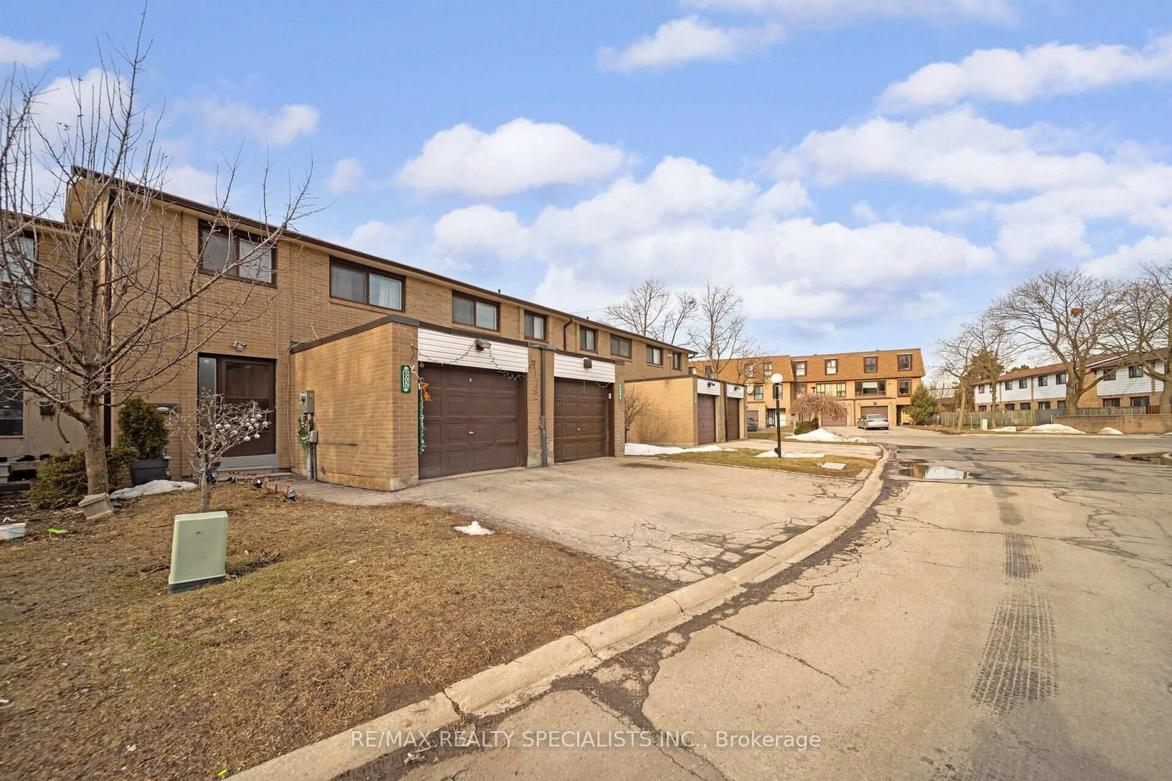 A pic from outside/outdoor area/front of a property/back of a property/a pic from drone, street for 308 Fleetwood Cres, Brampton Ontario L6T 2E7