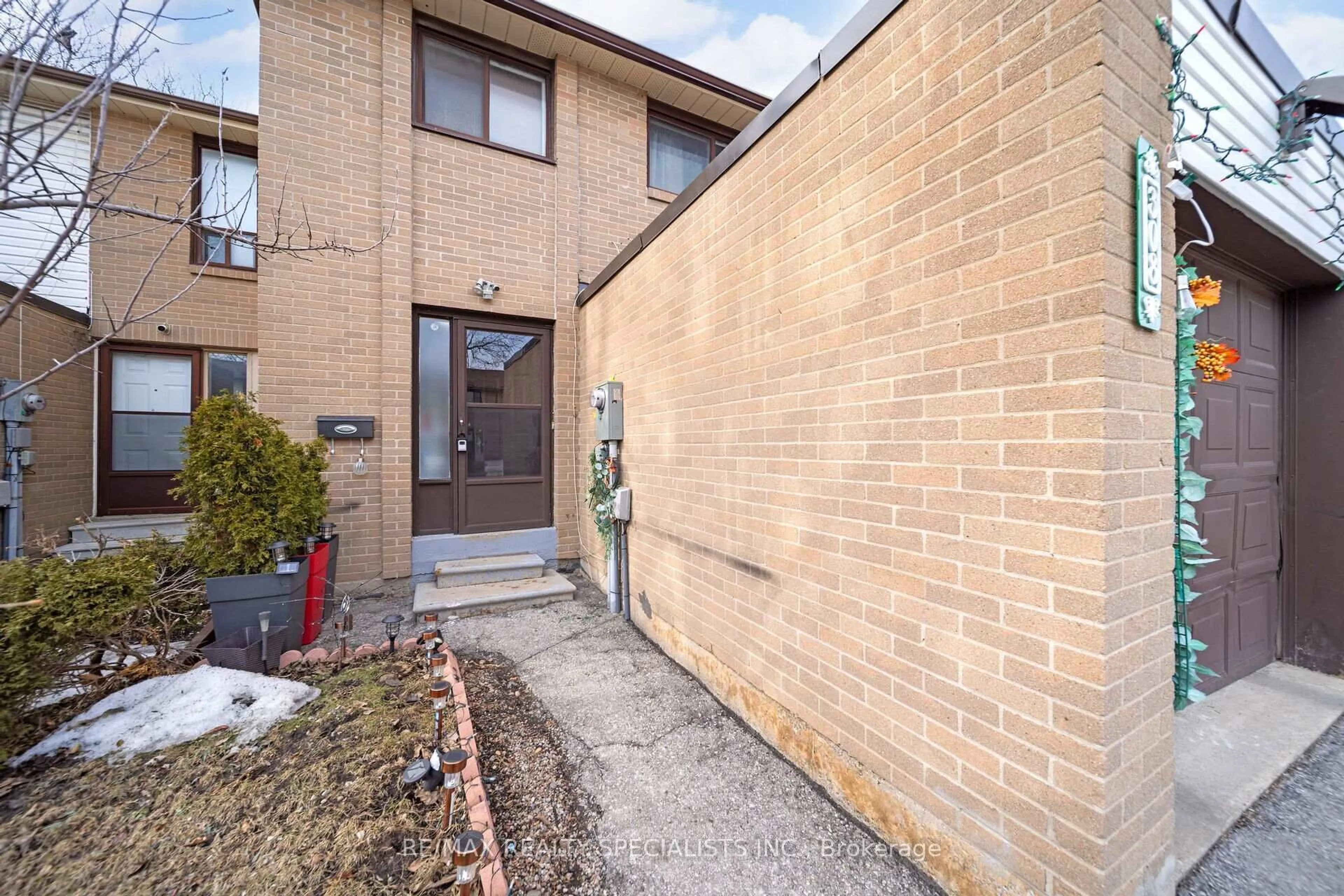 Home with brick exterior material, street for 308 Fleetwood Cres, Brampton Ontario L6T 2E7