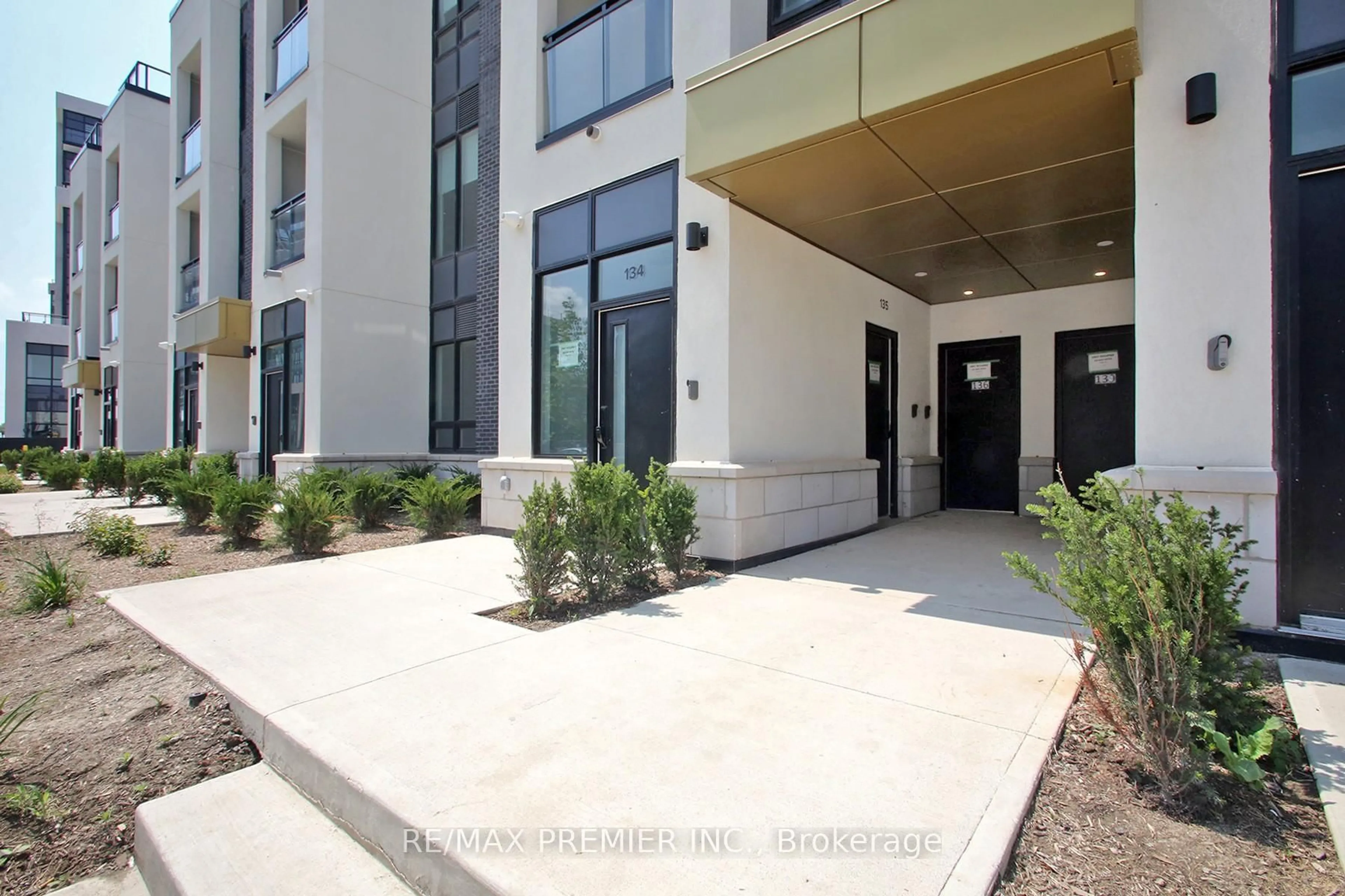 Indoor foyer for 3020 Trailside Dr #135, Oakville Ontario L6M 4M2