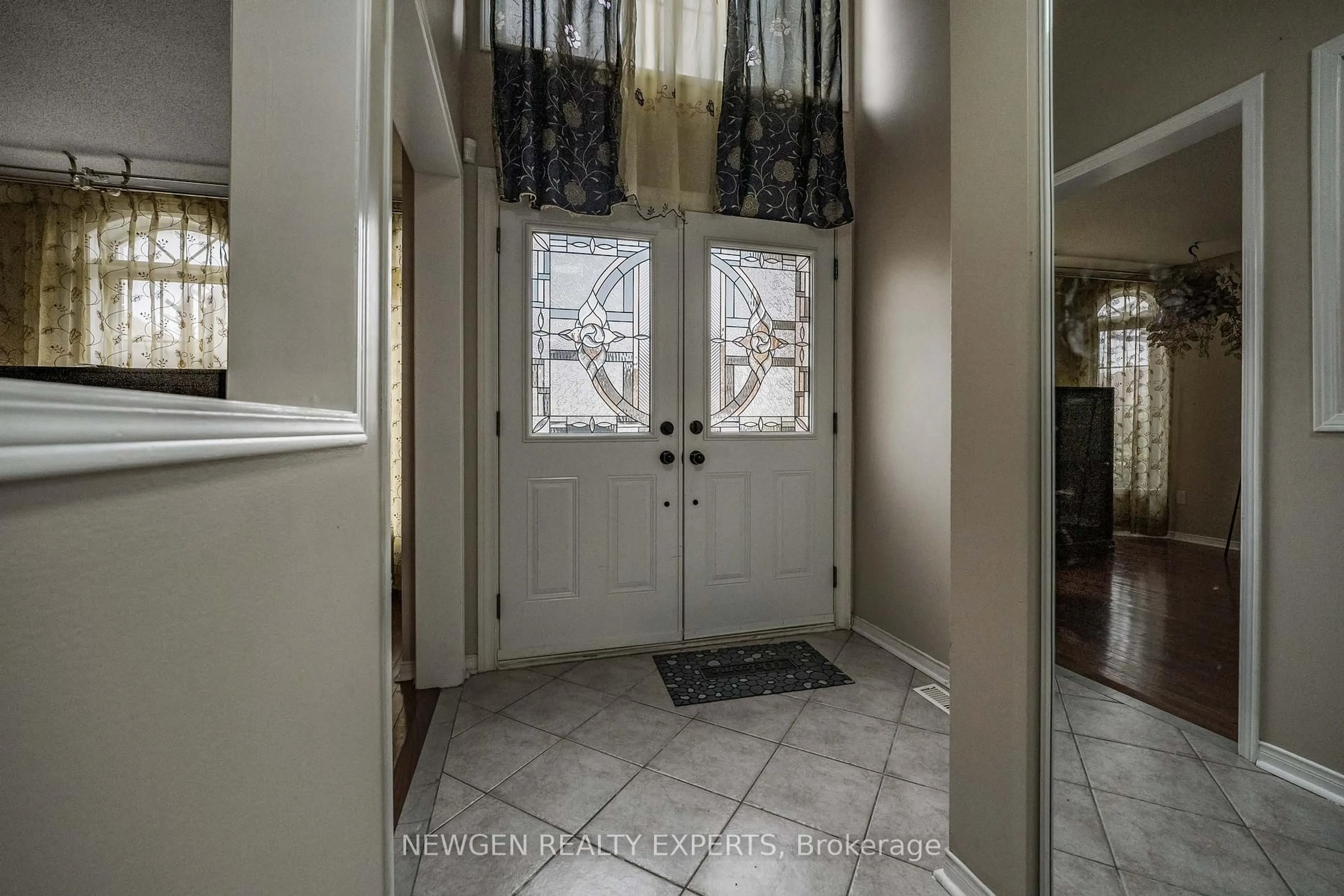 Indoor entryway for 5 Wildhorse Lane, Brampton Ontario L6R 2E5