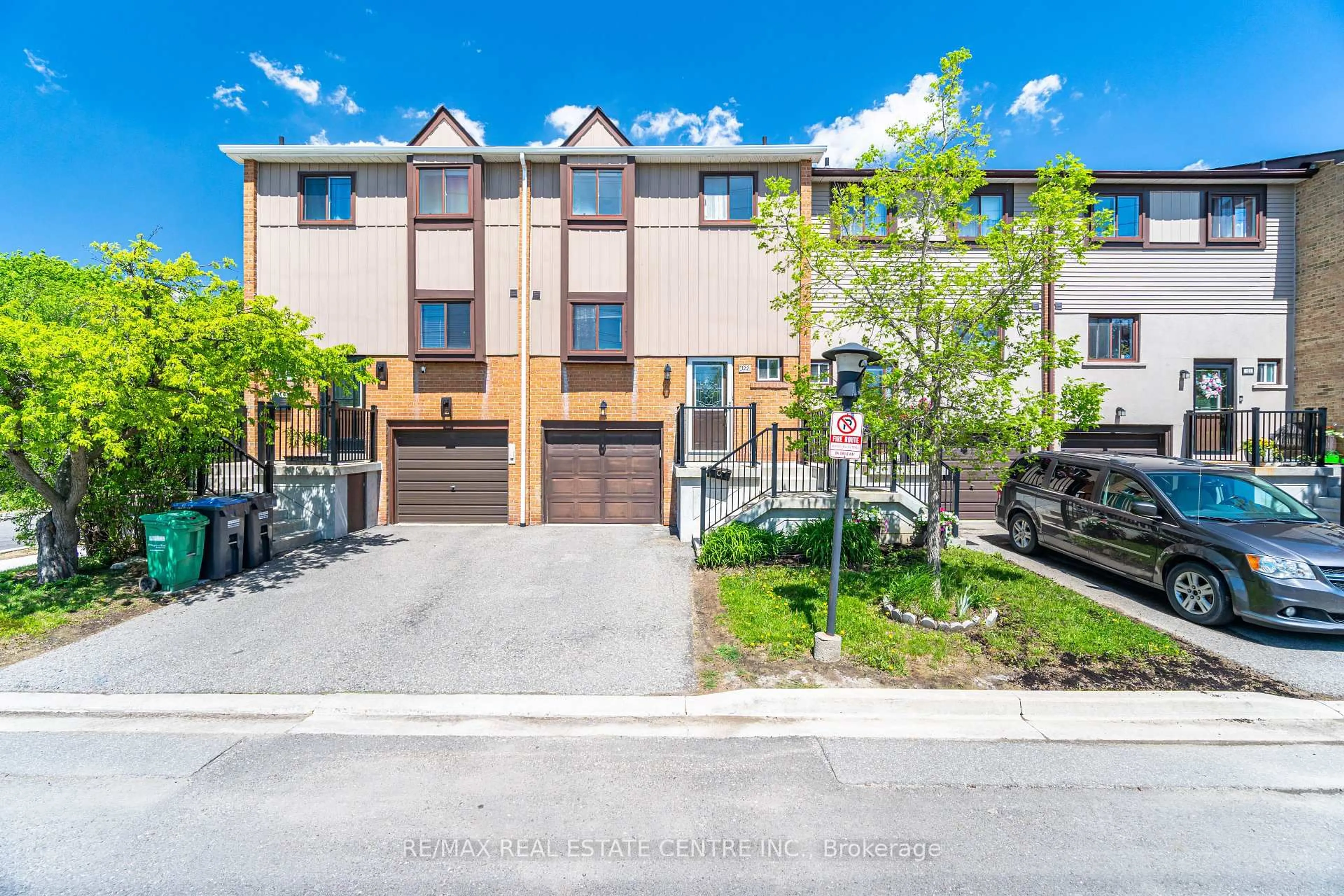 A pic from outside/outdoor area/front of a property/back of a property/a pic from drone, street for 122 Moregate Cres, Brampton Ontario L6S 3K9