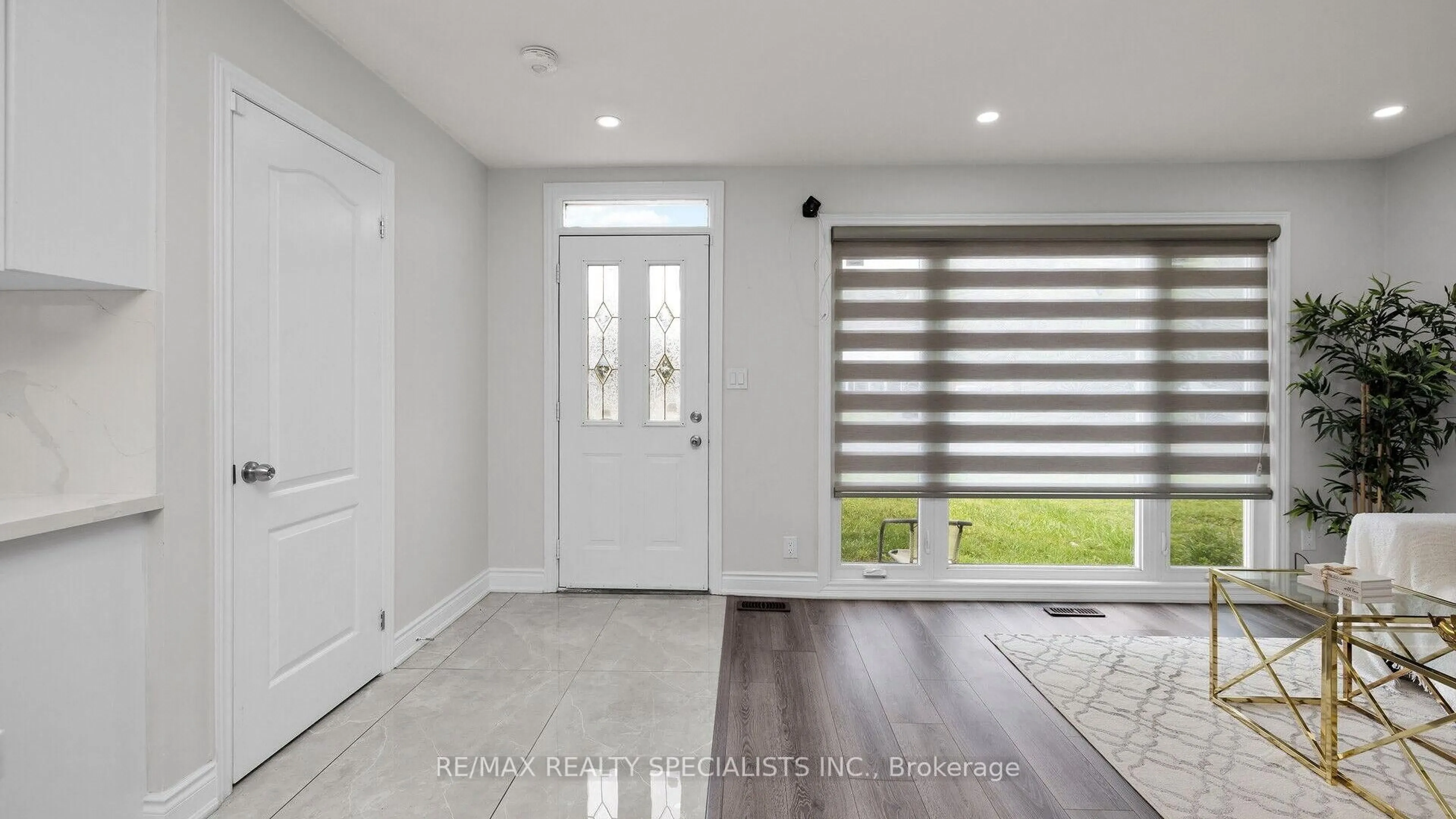 Indoor entryway for 16 Drake Blvd, Brampton Ontario L6T 3K9