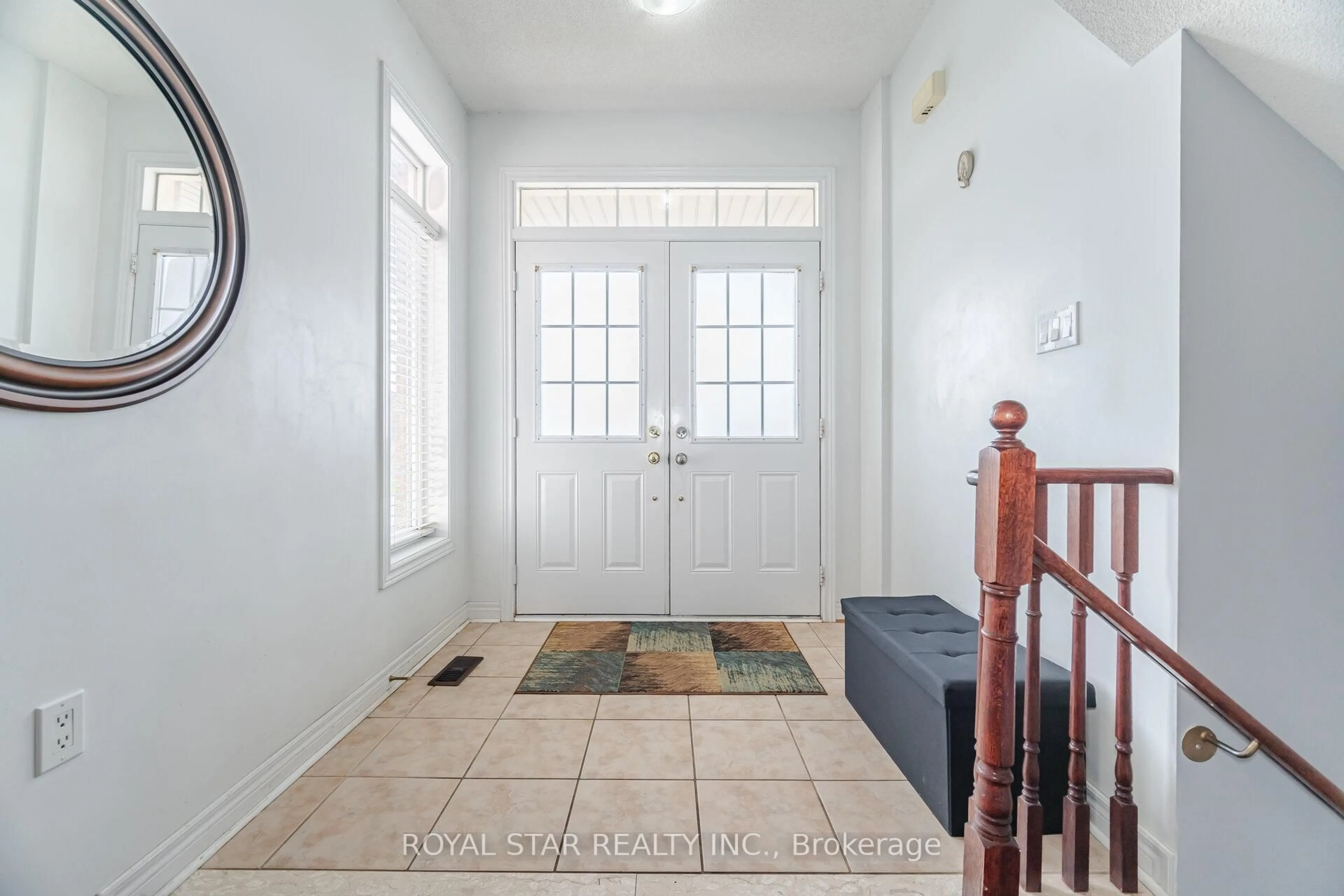 Indoor entryway for 21 Baylawn Circ, Brampton Ontario L6P 2M6