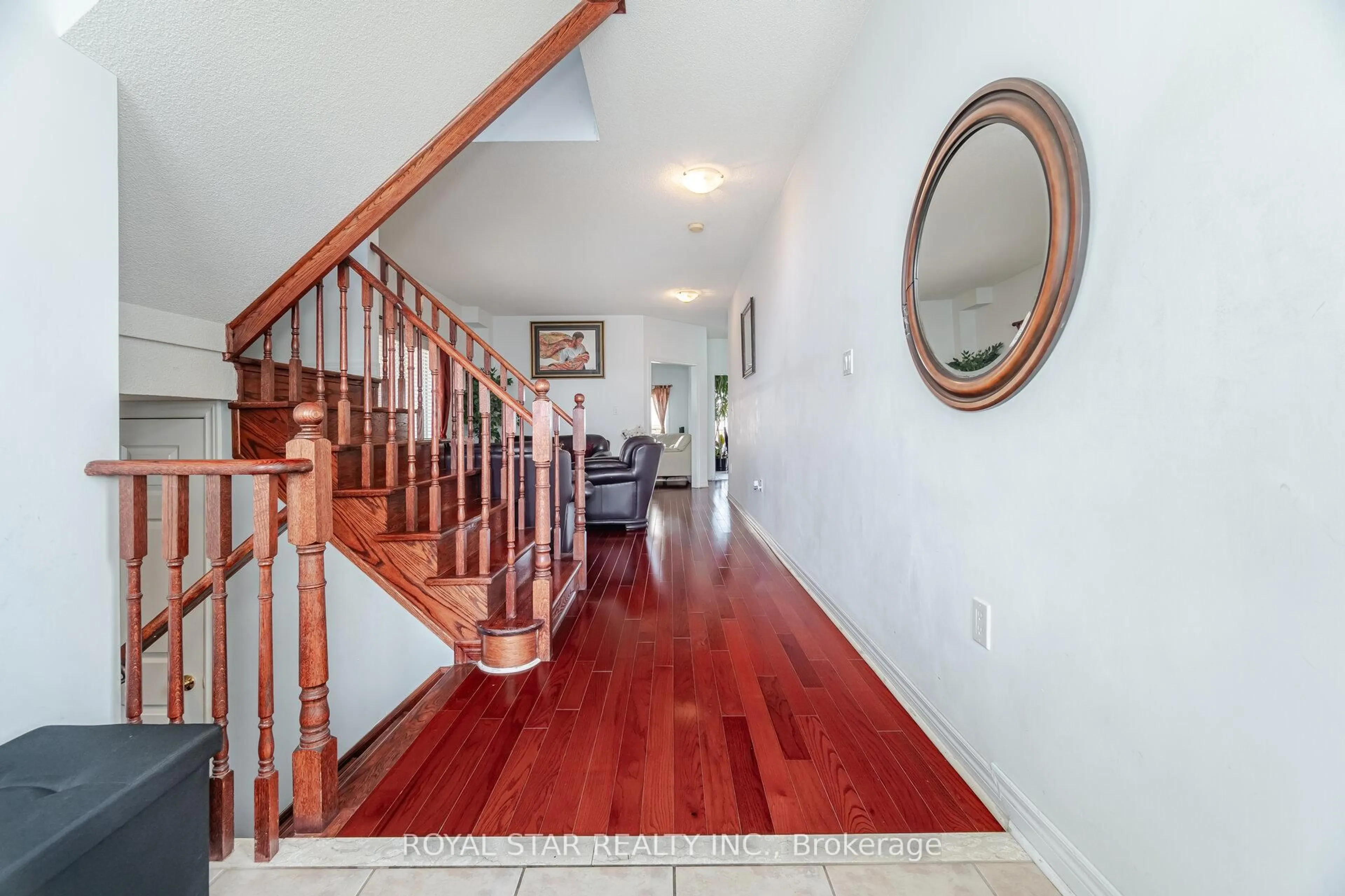 Indoor foyer for 21 Baylawn Circ, Brampton Ontario L6P 2M6