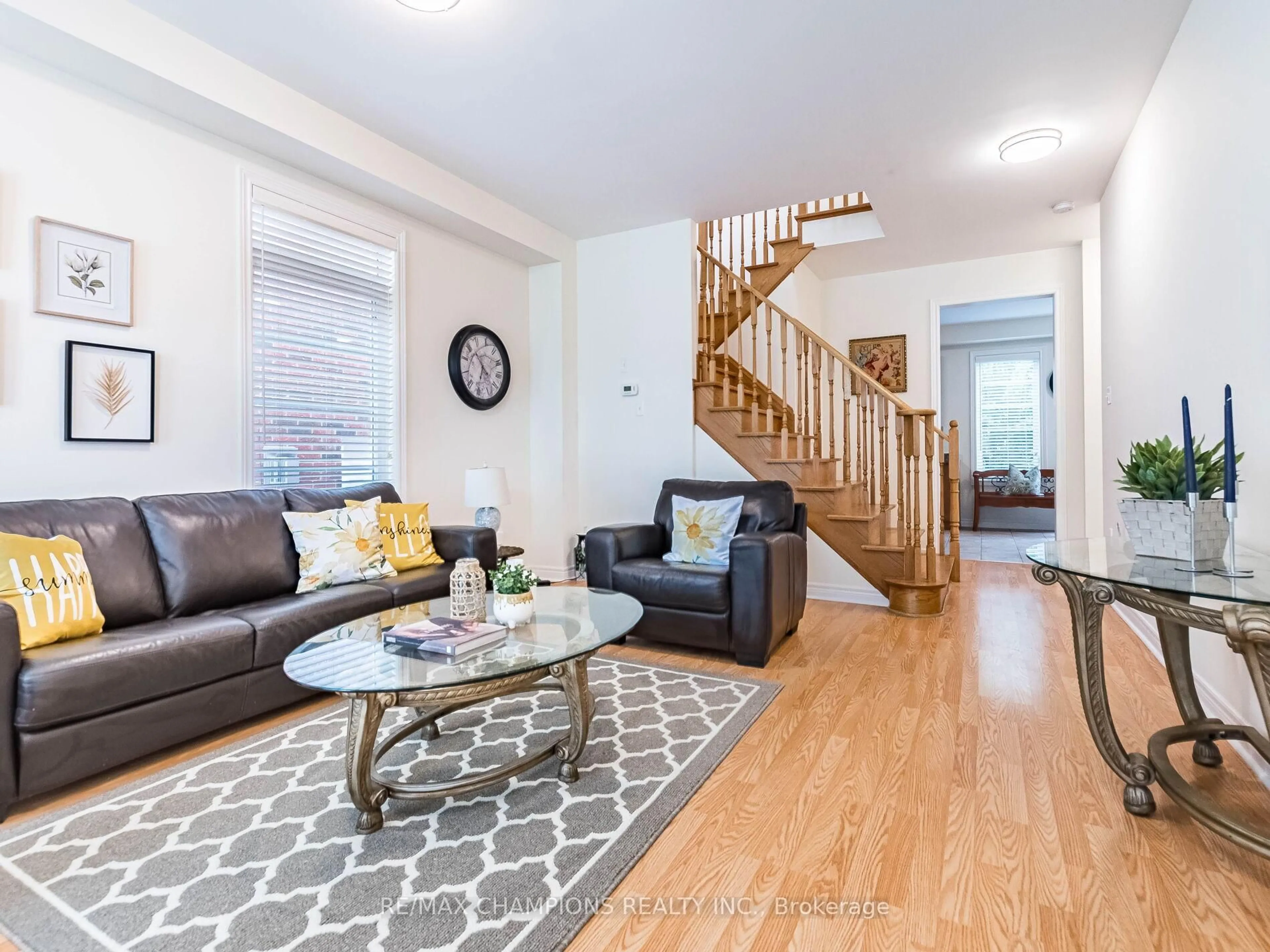 Living room with furniture, wood/laminate floor for 5508 Bellaggio Cres, Mississauga Ontario L5V 0C5