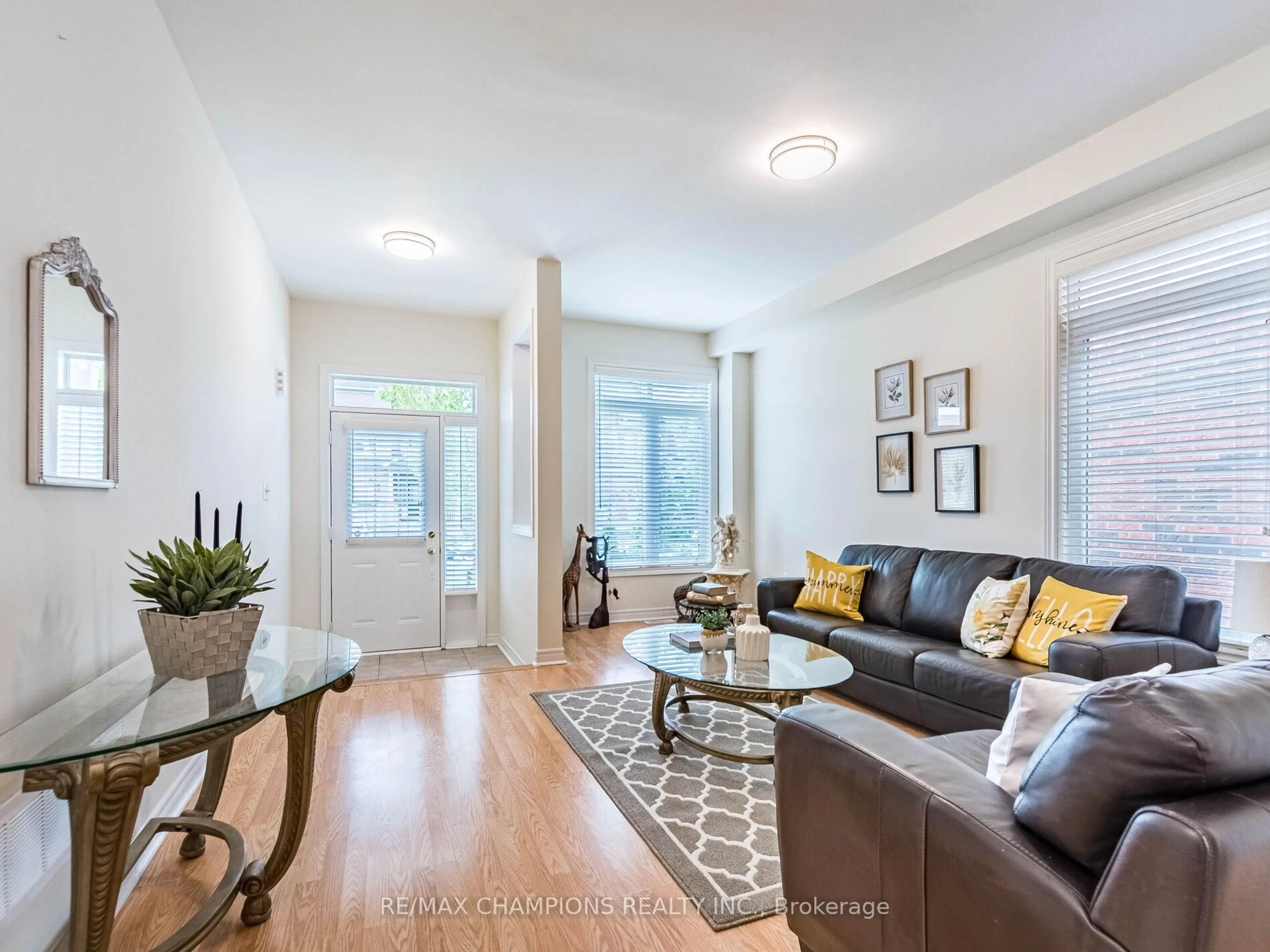 Living room with furniture, unknown for 5508 Bellaggio Cres, Mississauga Ontario L5V 0C5