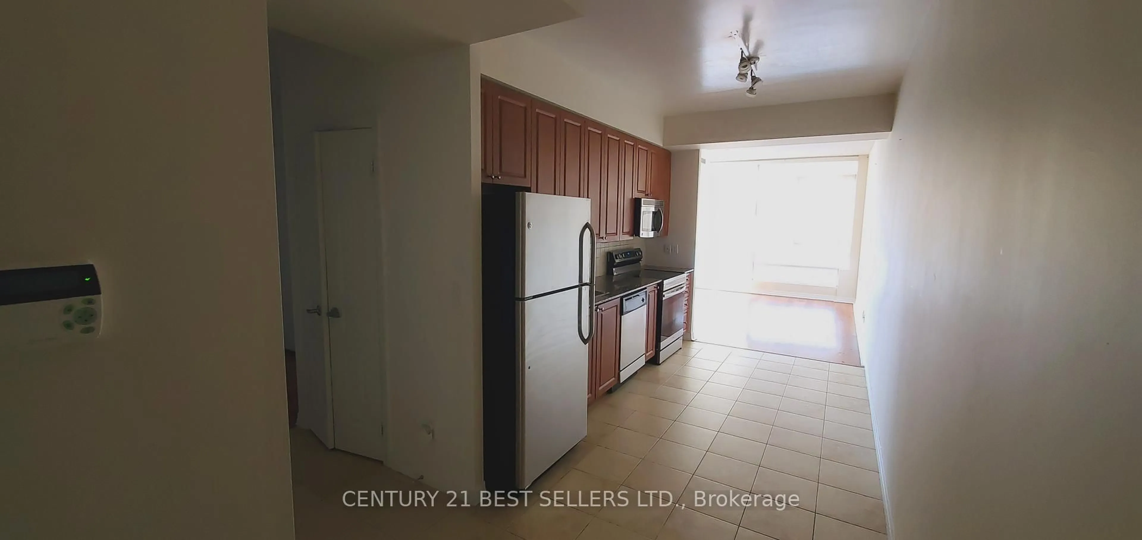 Standard kitchen, ceramic/tile floor for 225 Webb Dr #801, Mississauga Ontario L5B 3Y5