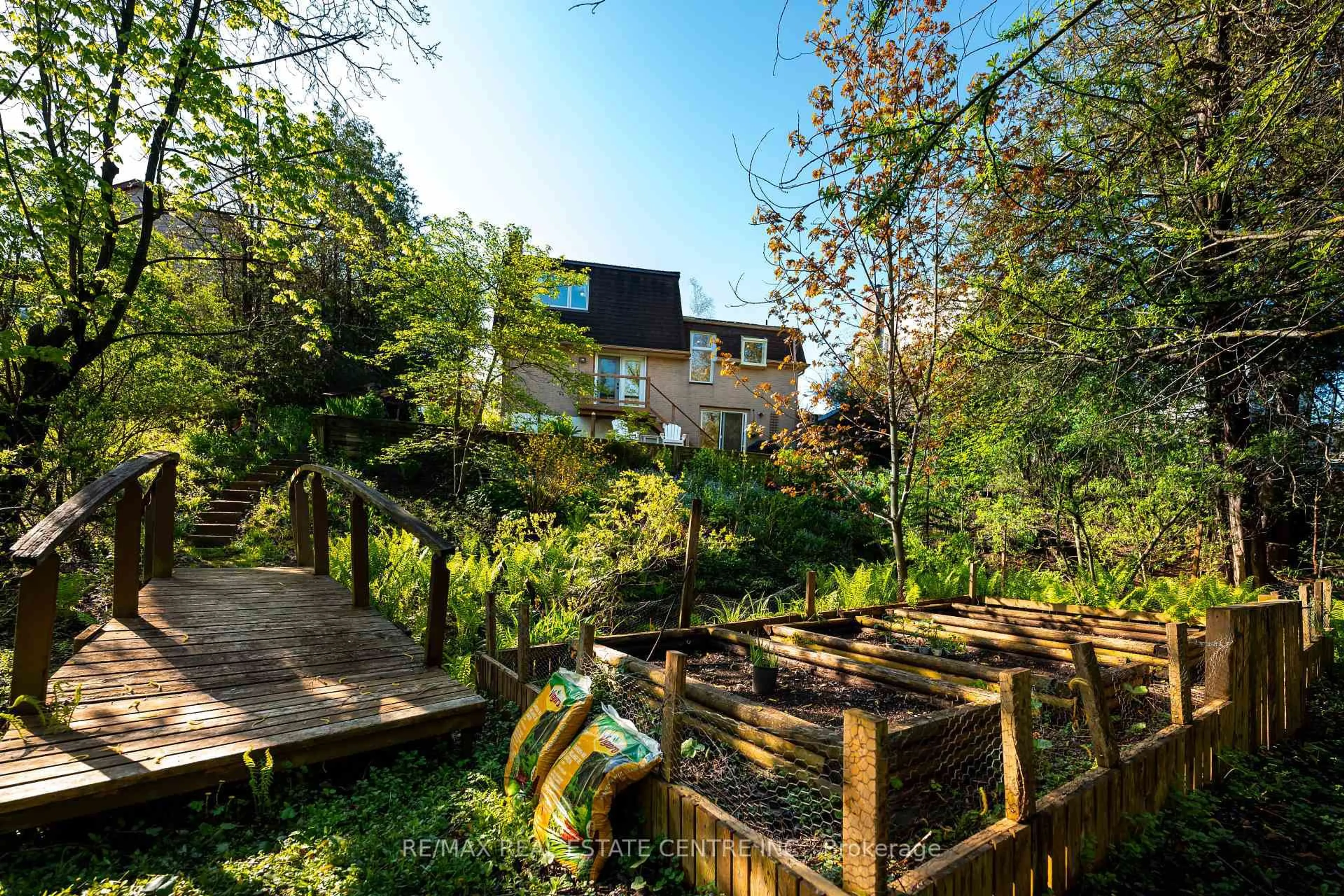 Patio, unknown for 43 Brenda Blvd, Orangeville Ontario L9W 3L3