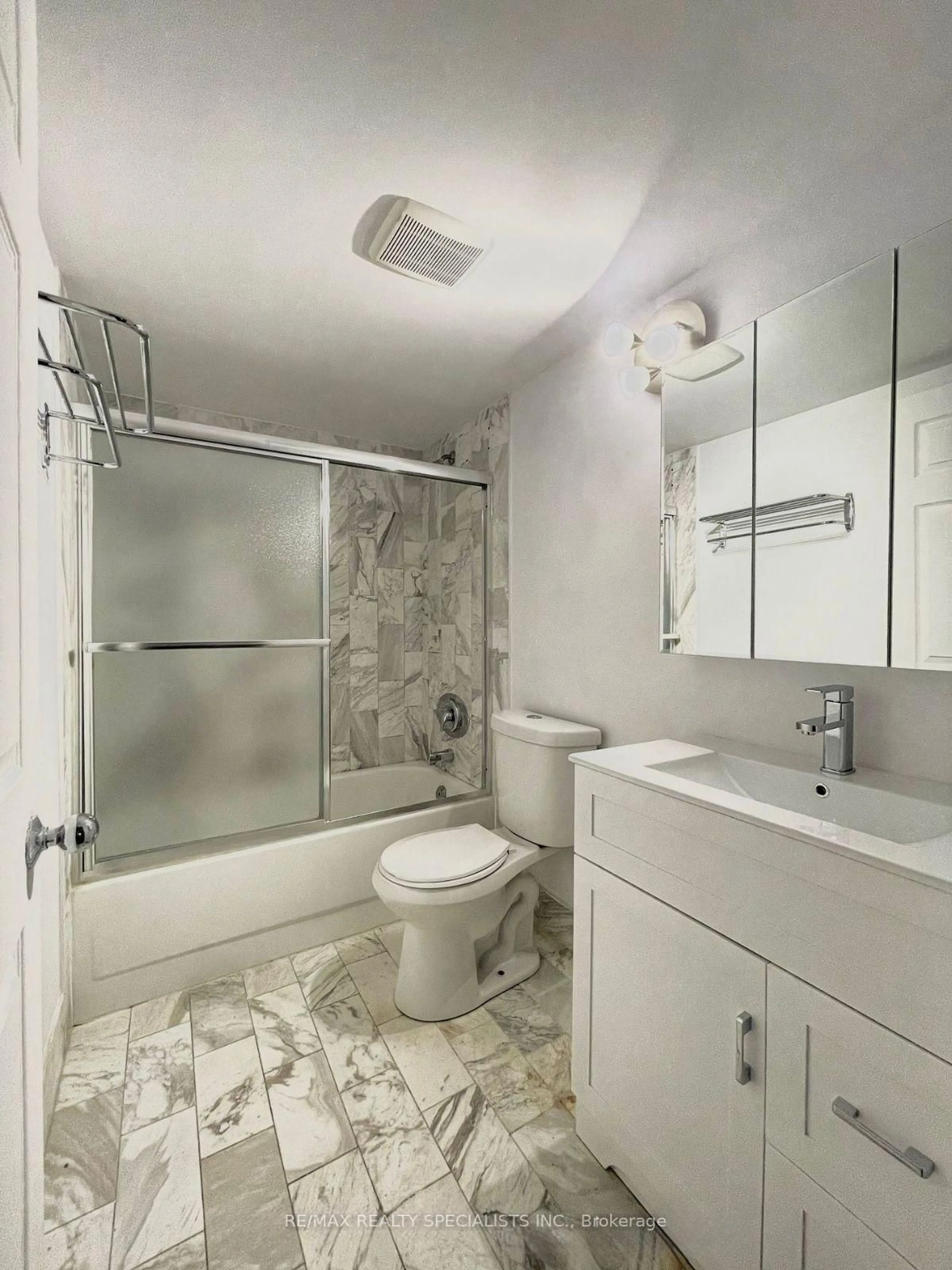 Standard bathroom, ceramic/tile floor for 335 Webb Dr #1107, Mississauga Ontario L5B 4A1