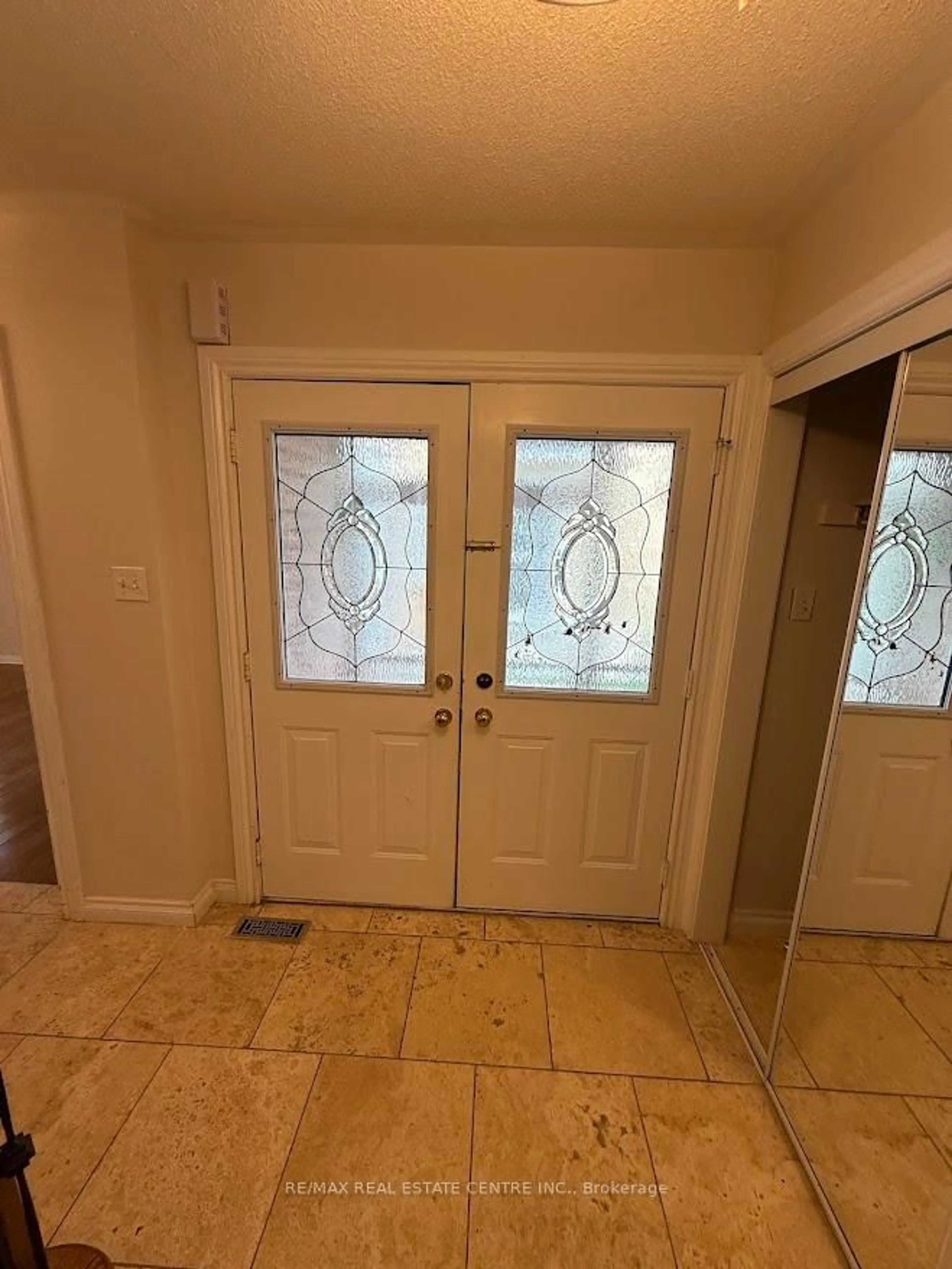 Indoor entryway for 5989 Sidmouth St, Mississauga Ontario L5V 2Z5