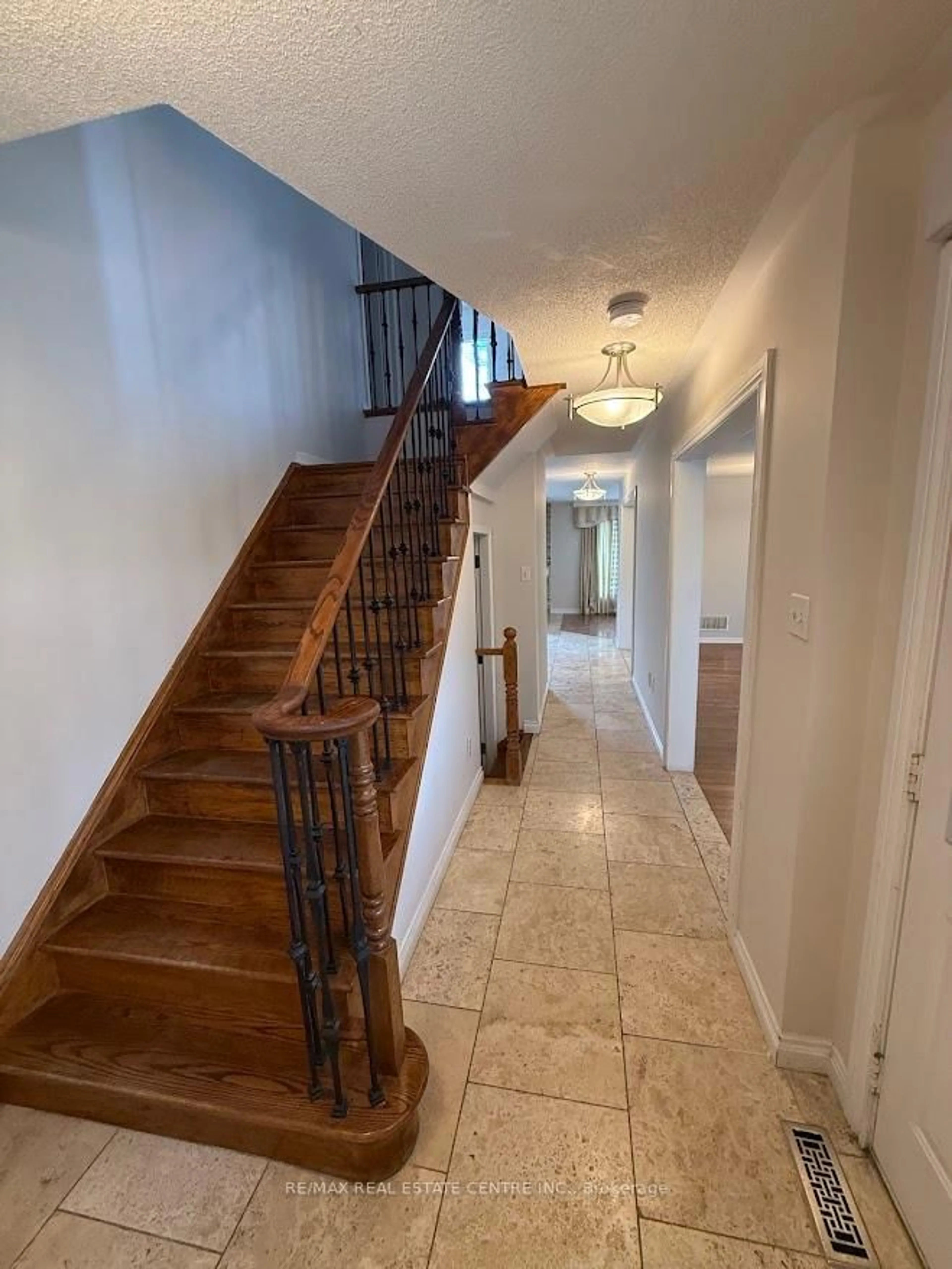 Indoor foyer for 5989 Sidmouth St, Mississauga Ontario L5V 2Z5