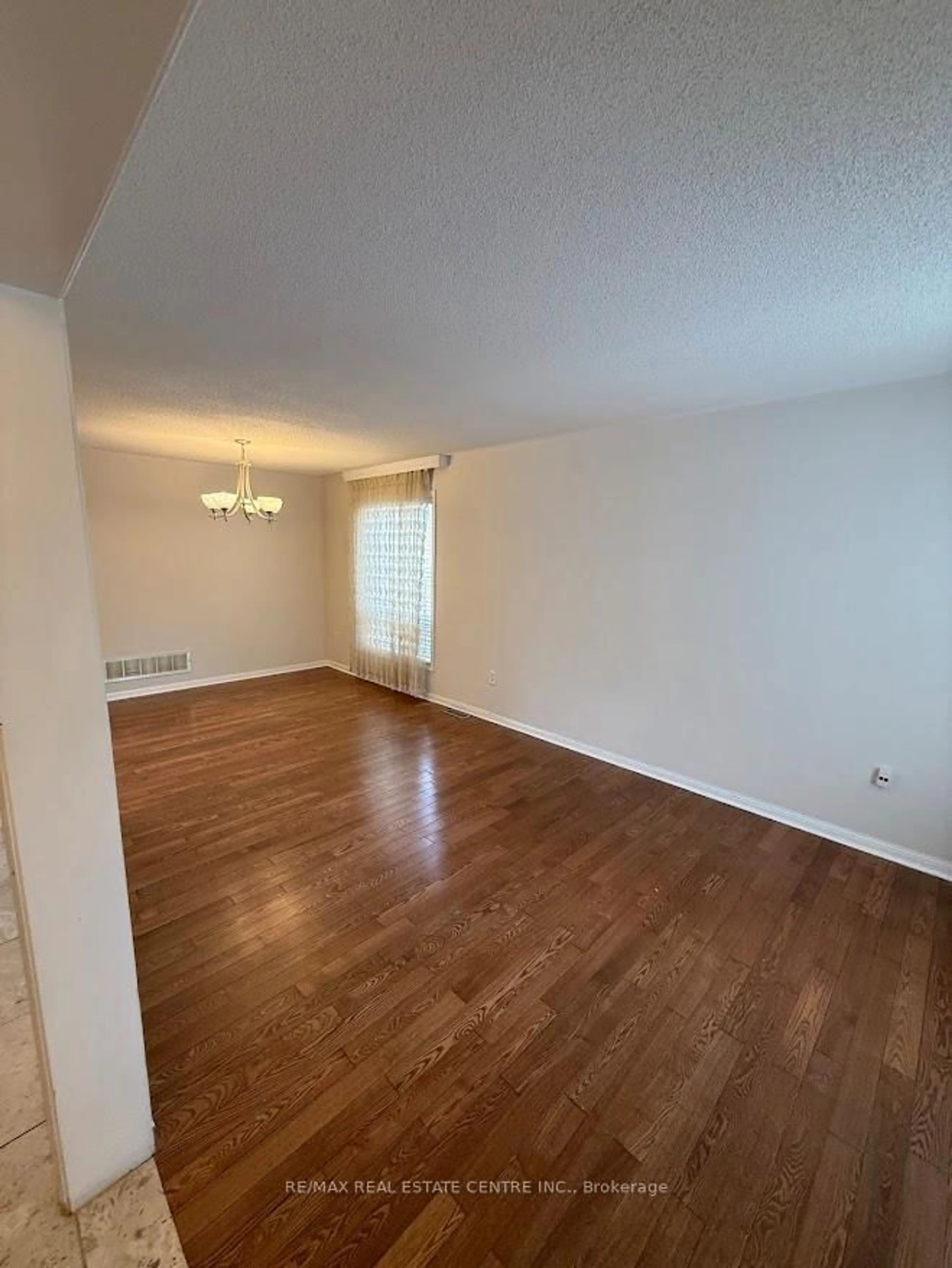 A pic of a room for 5989 Sidmouth St, Mississauga Ontario L5V 2Z5