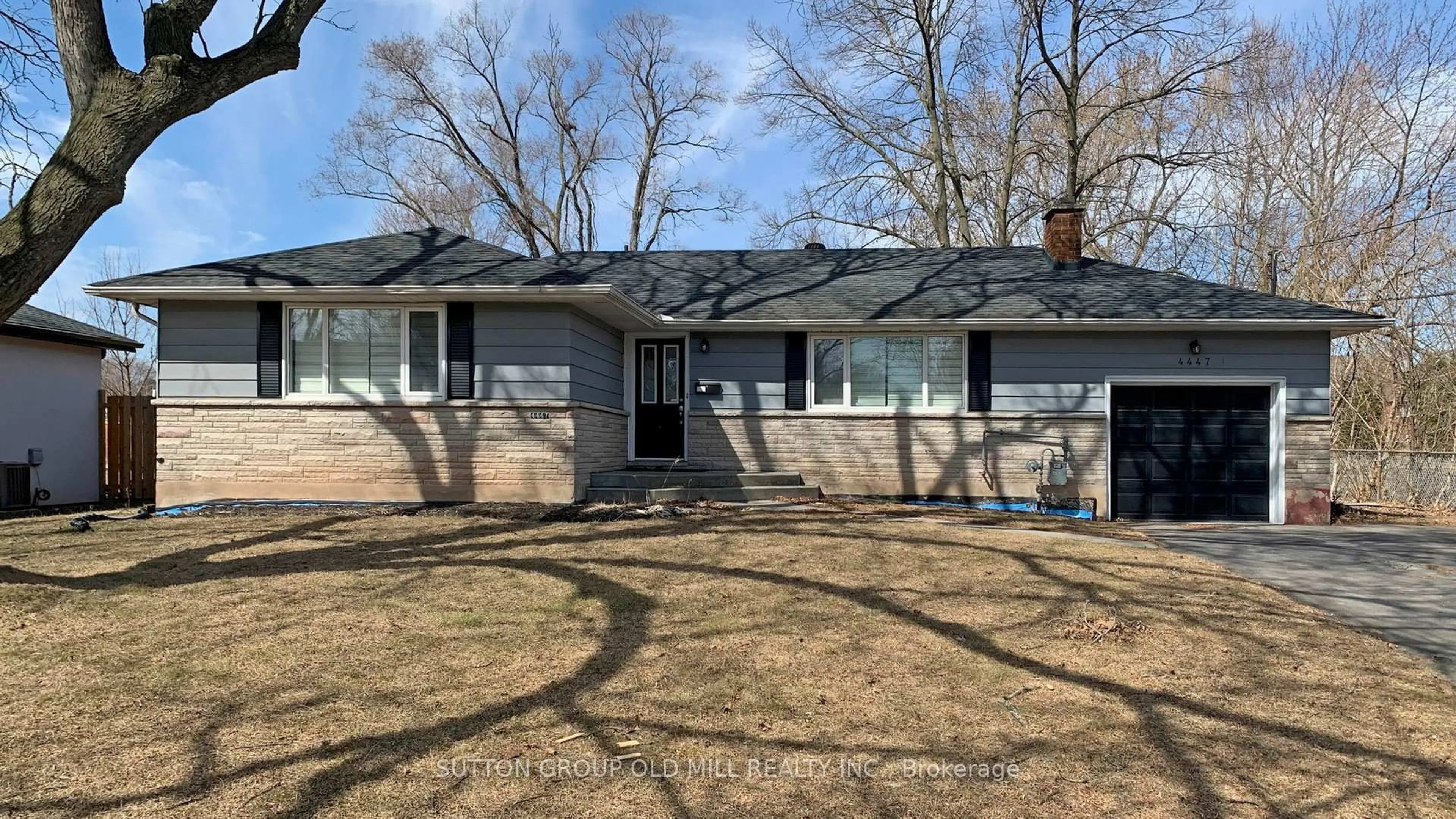 Home with vinyl exterior material, street for 4447 Spruce Ave, Burlington Ontario L7L 1M3