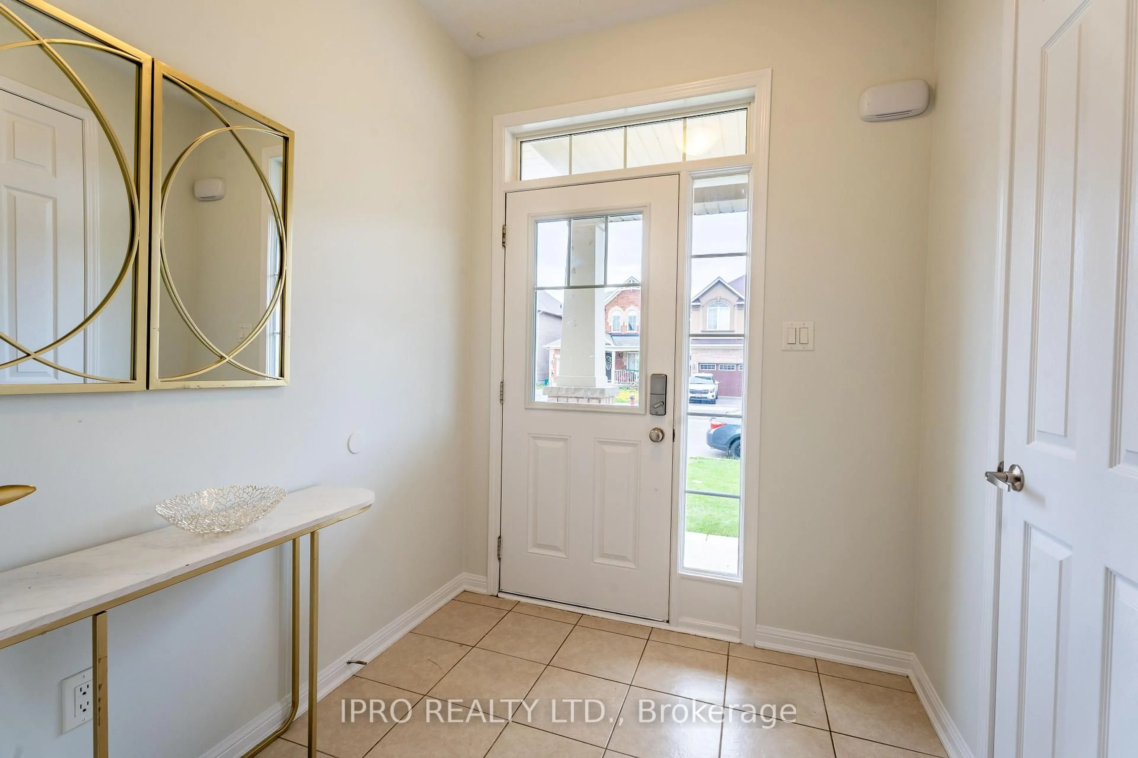 Indoor entryway for 405 Leiterman Dr, Milton Ontario L9T 8B9
