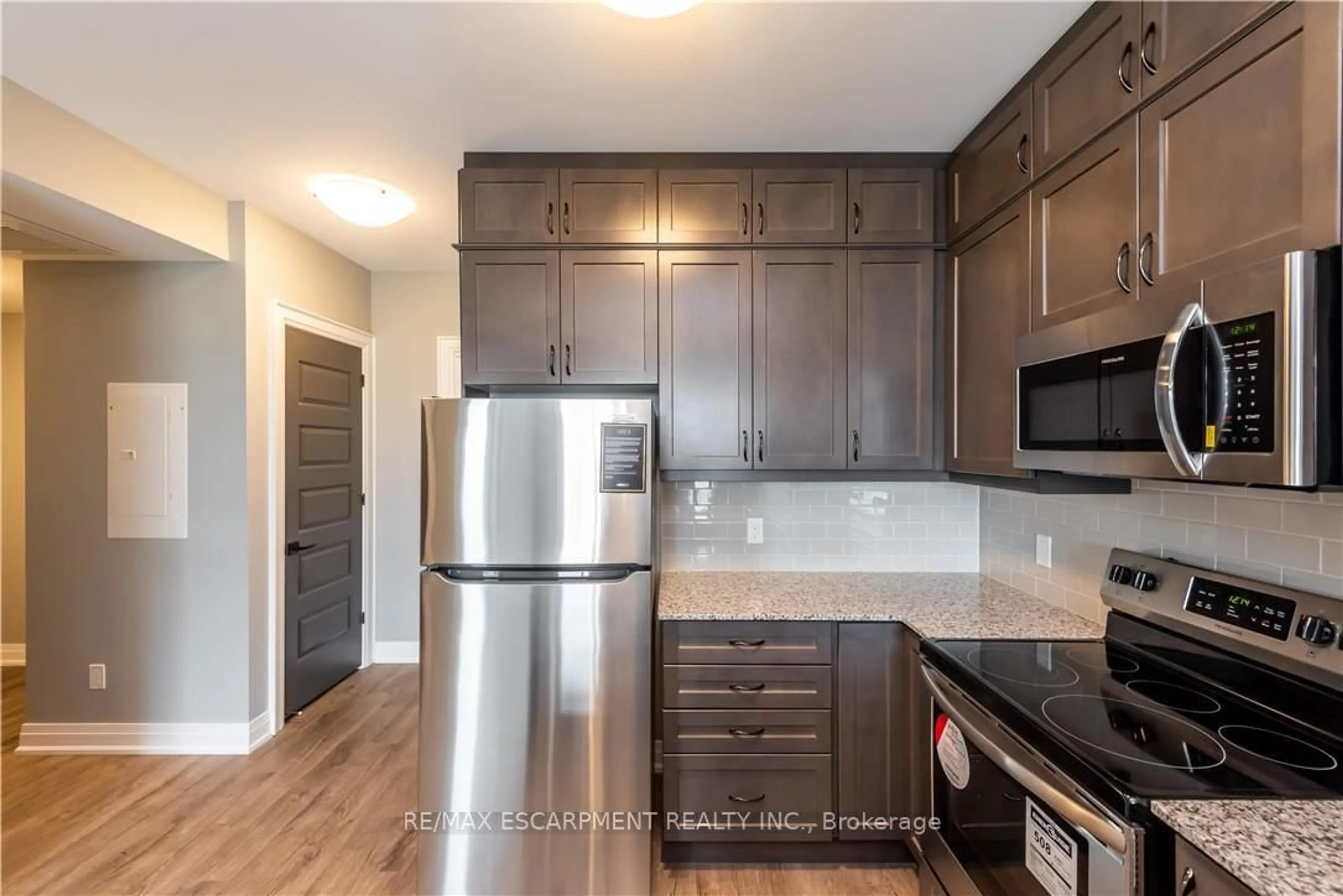 Standard kitchen, wood/laminate floor for 50 KAITTING Tr #303, Oakville Ontario L6M 5N3