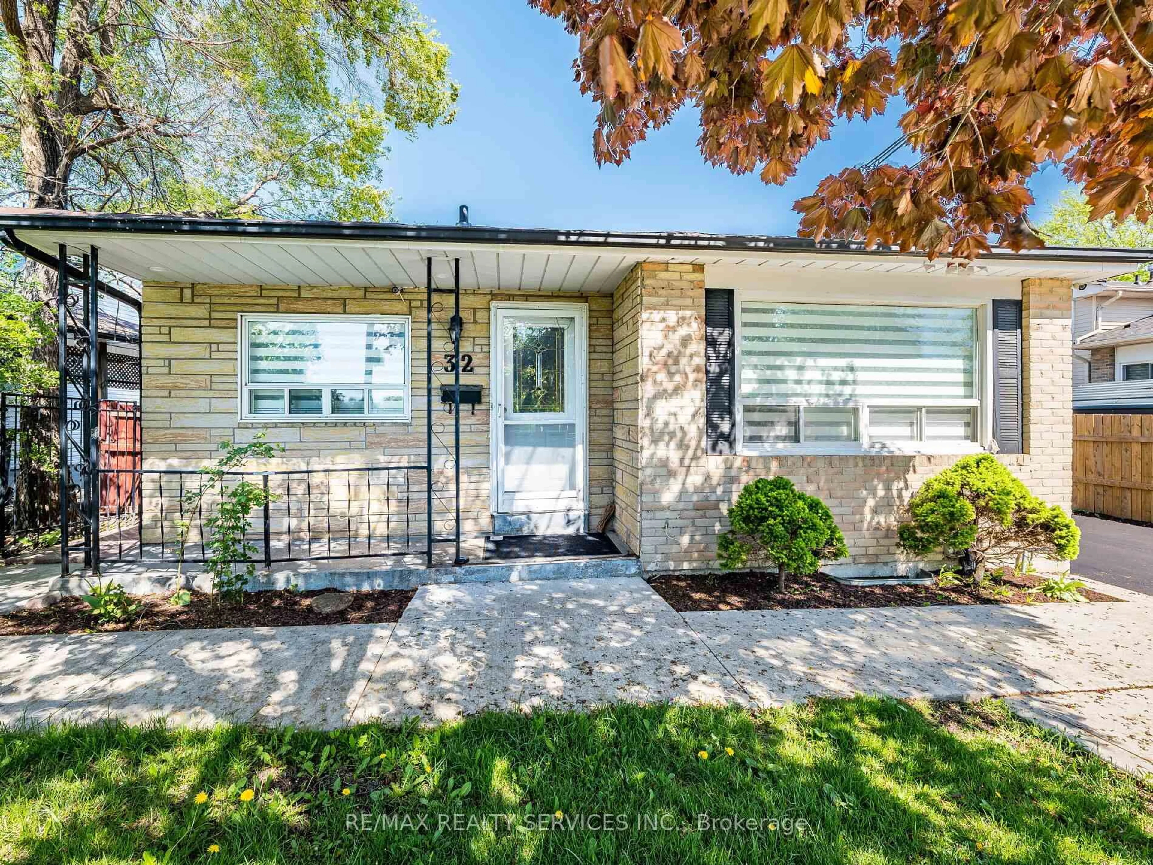 Home with vinyl exterior material, street for 32 Madoc Dr, Brampton Ontario L6V 1Z9