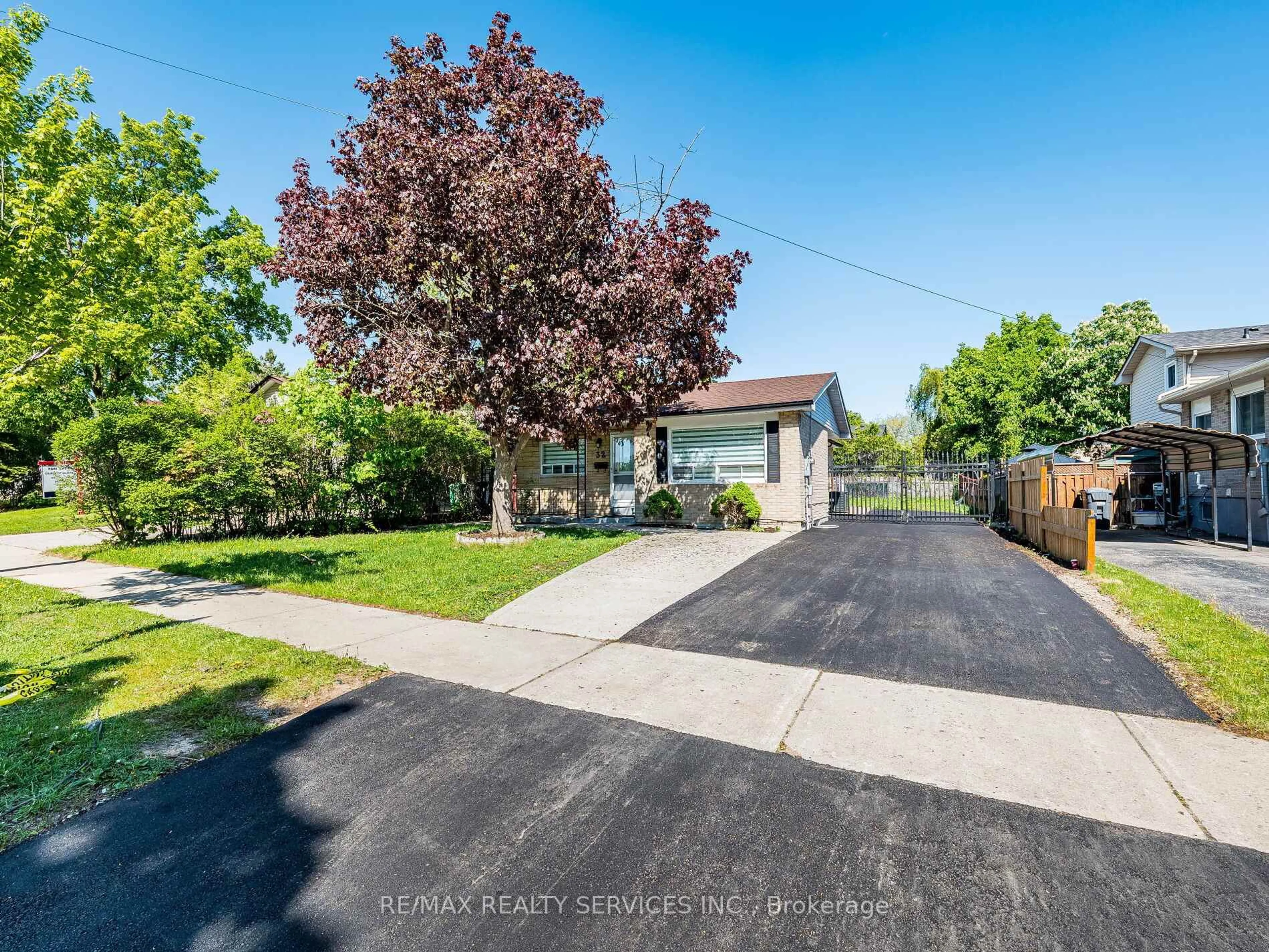 A pic from outside/outdoor area/front of a property/back of a property/a pic from drone, street for 32 Madoc Dr, Brampton Ontario L6V 1Z9